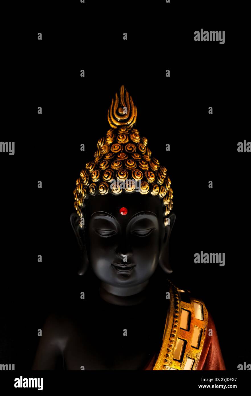 idole de bouddha isolée sur fond noir.paisible idole de bouddha se reposant dans un état méditatif.image de fond pour la méditation et le bouddhisme. Banque D'Images