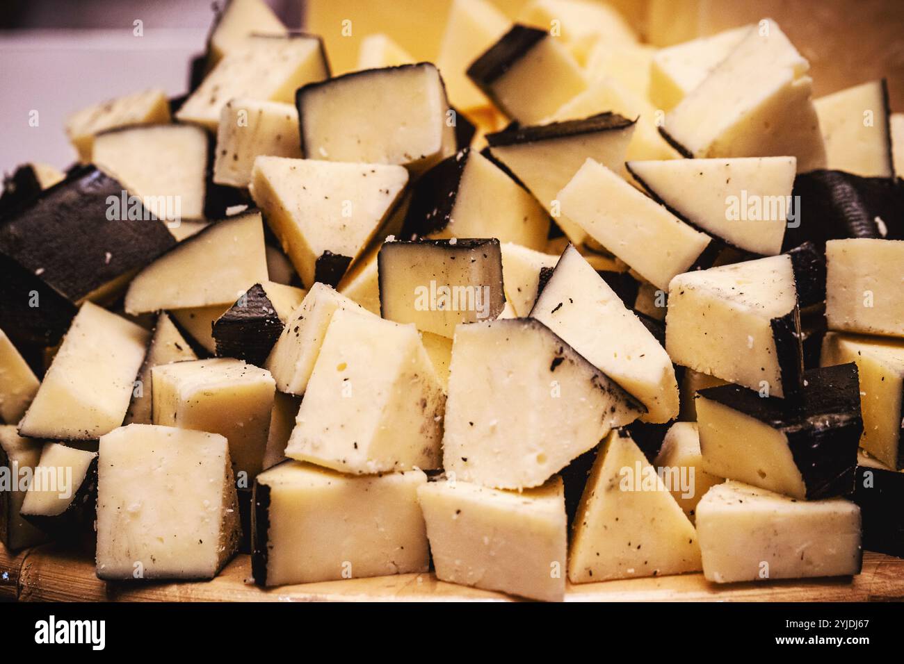 Fromage gorgonzola, servi sur une planche de bois, cuisine brésilienne typique, servi lors des fêtes et des buffets Banque D'Images