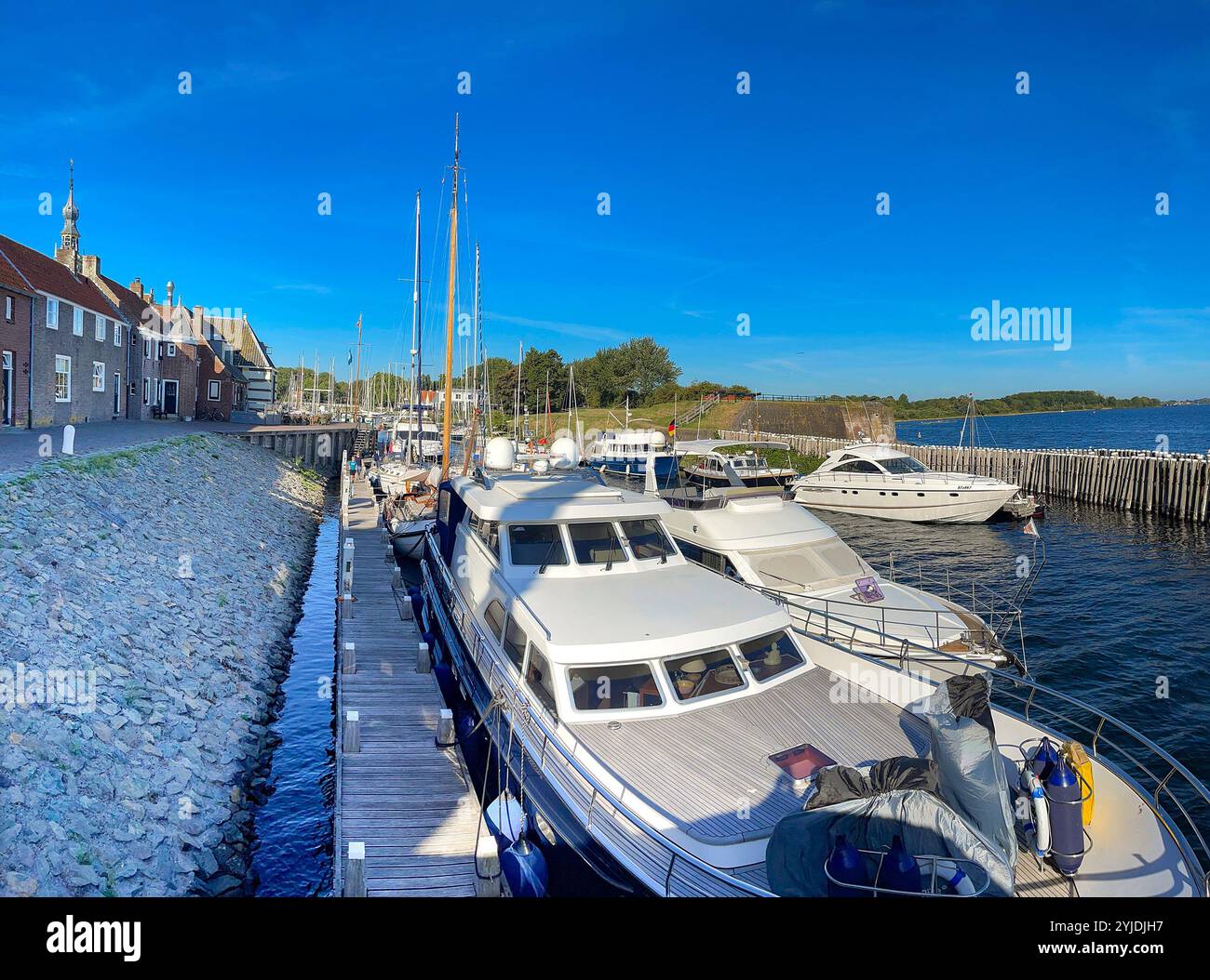 Veere, Zélande, pays-Bas - 10 août 2022 : bateaux et yachts dans le port de Veere. - Image de stock capturée avec un smartphone