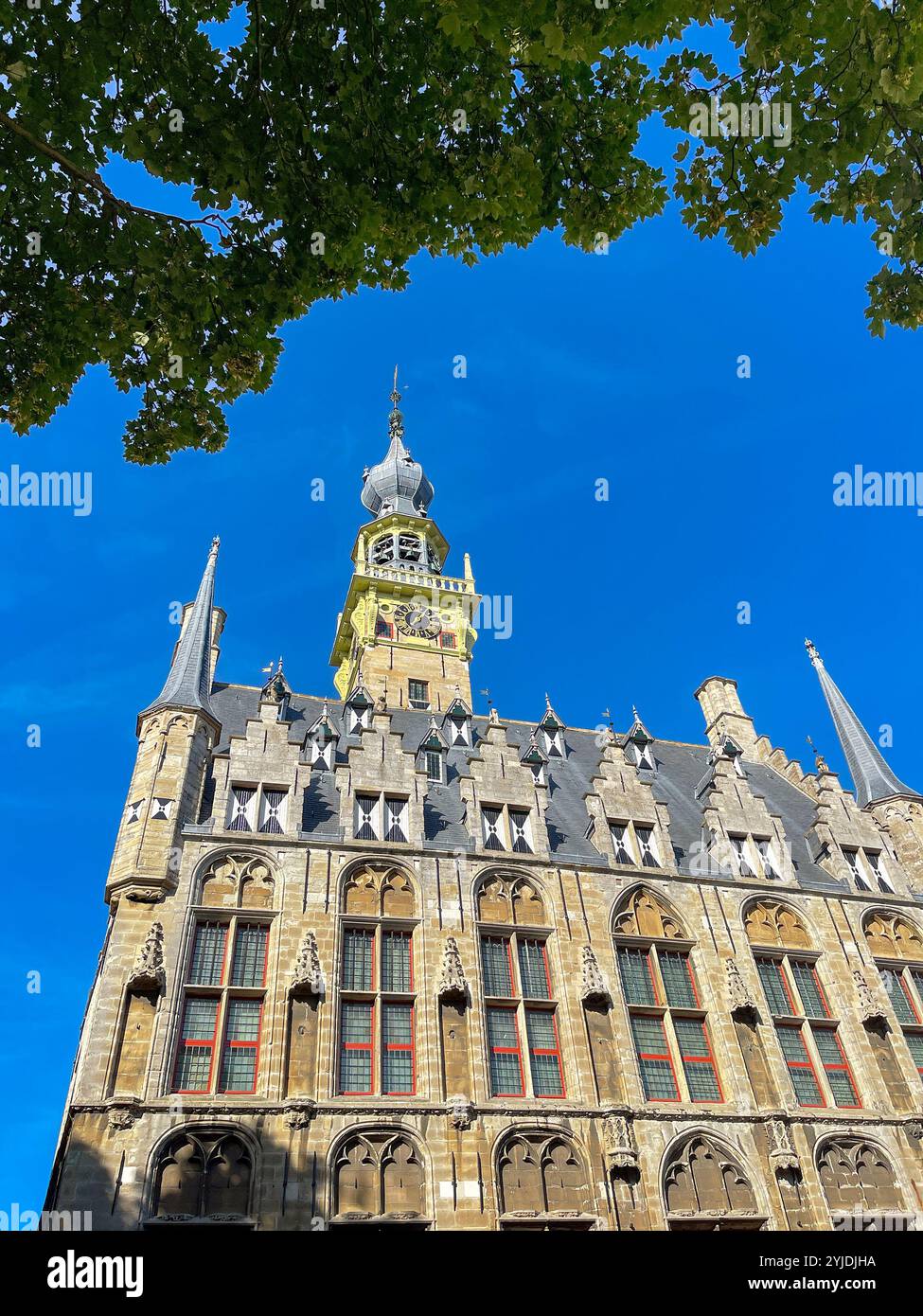 Veere, Zélande, pays-Bas - 10 août 2022 : vue extérieure de face de l'ancien hôtel de ville de Veere. - Image de stock capturée avec un smartphone