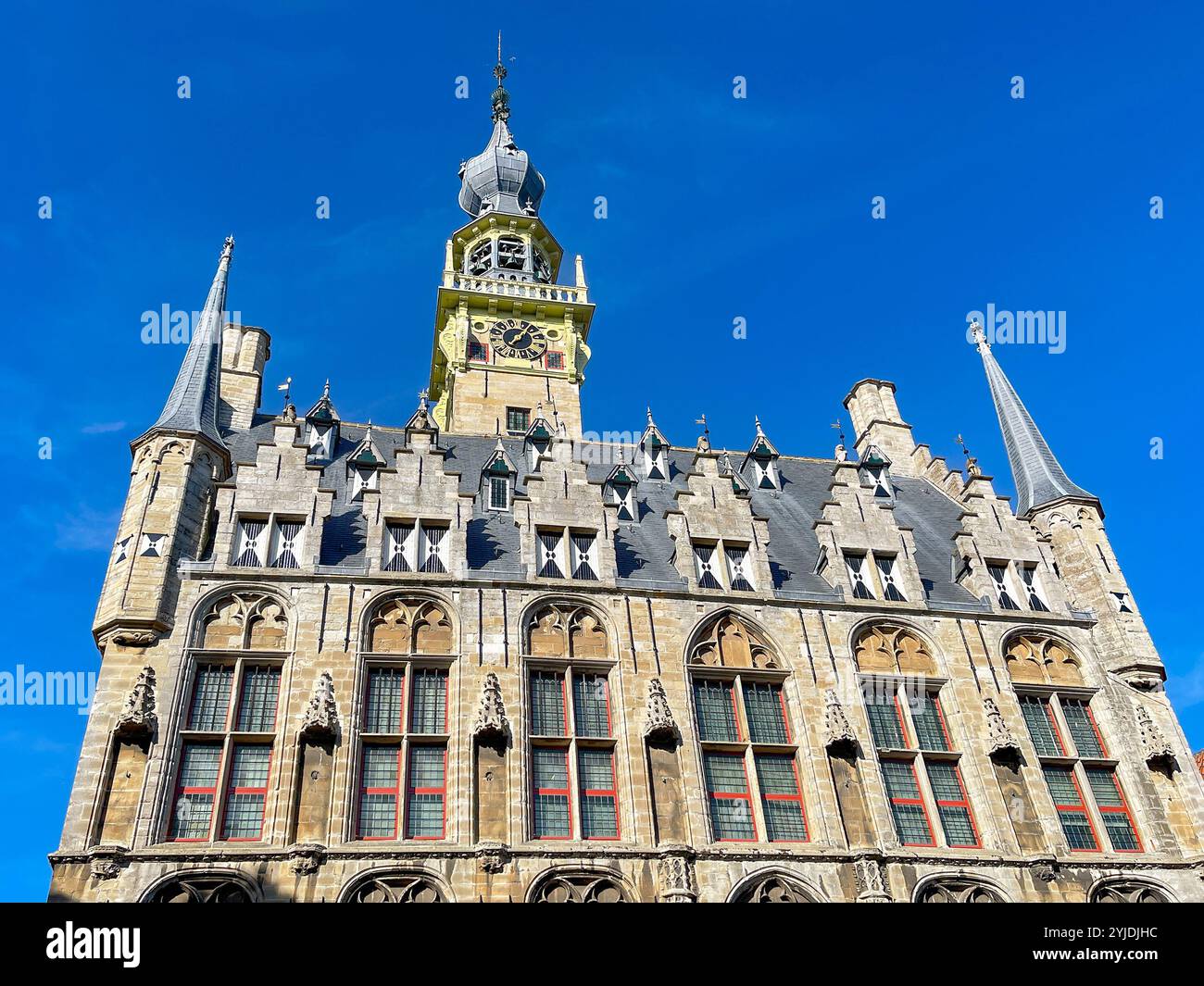 Veere, Zélande, pays-Bas - 10 août 2022 : vue extérieure de face de l'ancien hôtel de ville de Veere. - Image de stock capturée avec un smartphone