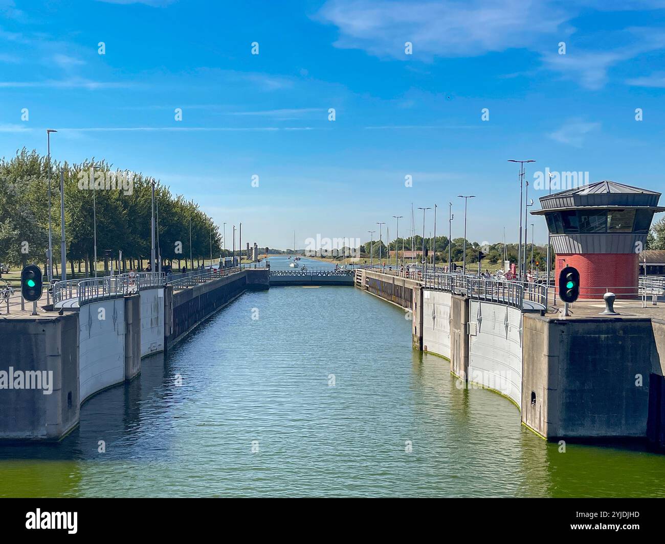 Veere, Zélande, pays-Bas - 10 août 2022 : entrée de l'écluse du canal dans la ville de Veere. - Image de stock capturée avec un smartphone