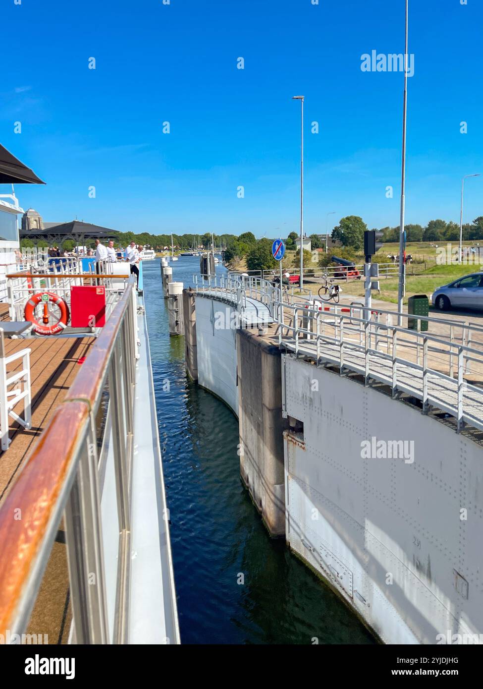 Veere, Zélande, pays-Bas - 10 août 2022 : bateau de croisière fluviale entrant dans l'écluse du canal à Veere avec un étroit espace entre le navire et le mur - Image de stock capturée avec un smartphone