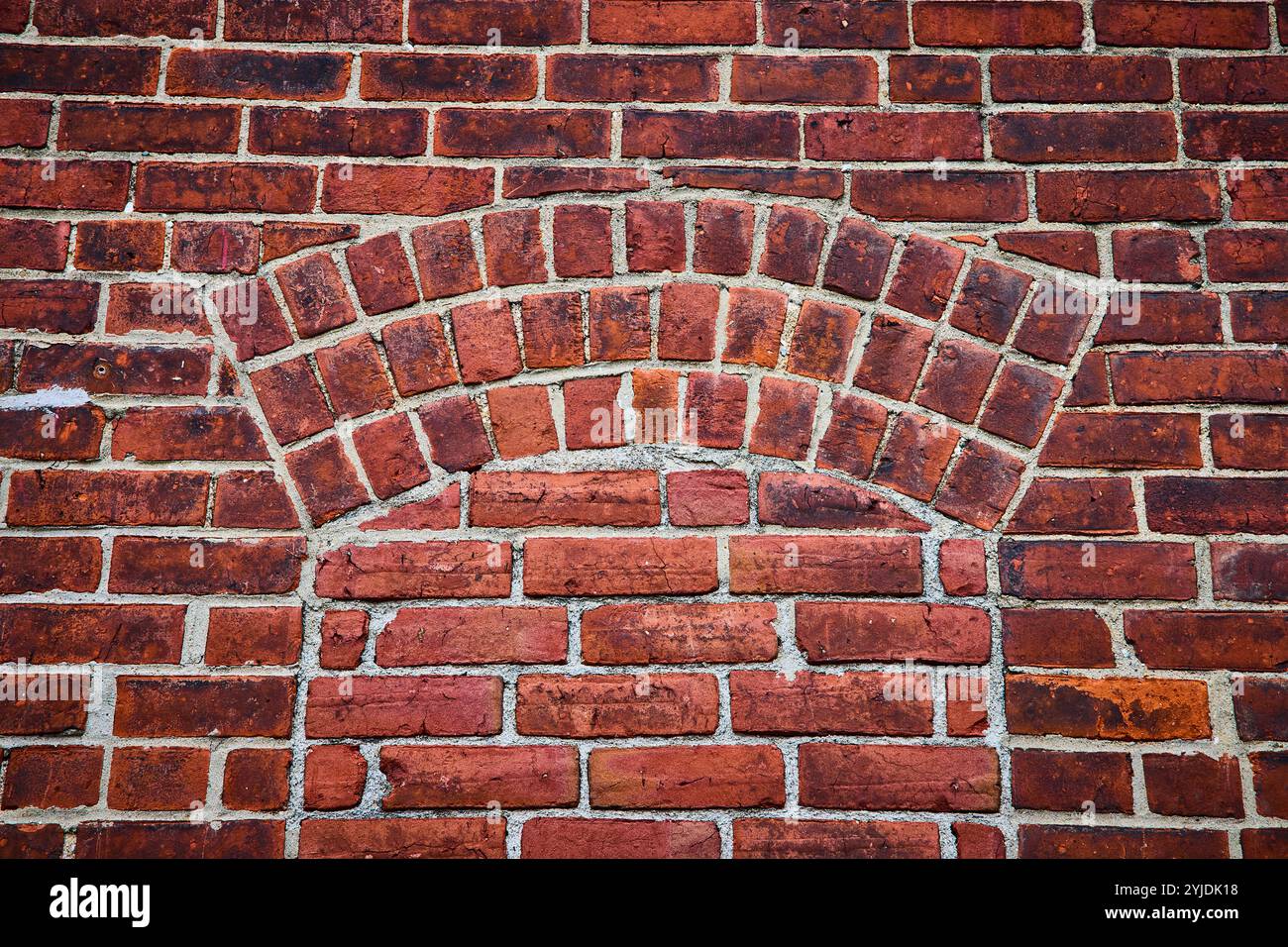 Texture de mur de briques rouges historique avec détail d'arc au niveau des yeux Banque D'Images