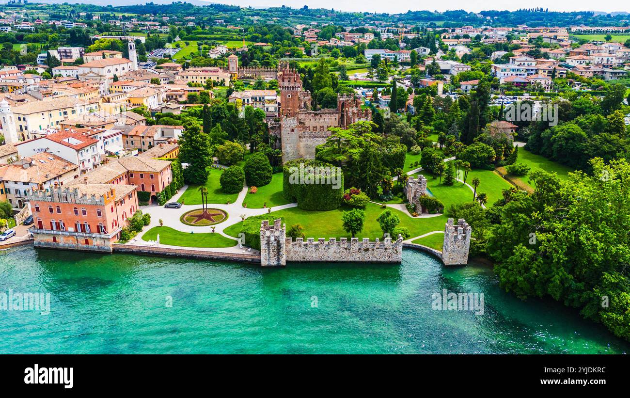 LAZISE, ITALIE – 21 AOÛT 2024 : Castello di Lazise, une forteresse médiévale surplombant le lac de Garde, avec ses imposants murs et tours, se dresse comme un symbo Banque D'Images