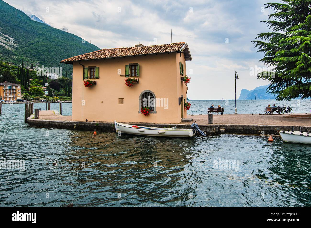 RIVA DEL GARDA, ITALIE – 21 AOÛT 2024 : Riva del Garda, une ville pittoresque sur la rive nord du lac de Garde, offre une vue imprenable sur la montagne et une vue dégagée sur la mer Banque D'Images
