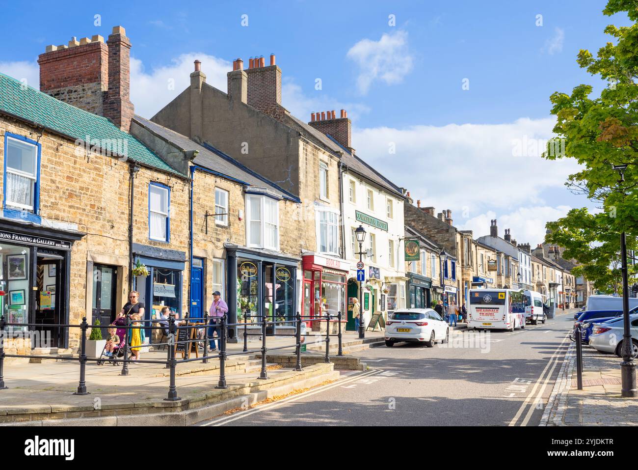 Barnard Castle County Durham - Shoppers et magasins sur Galgate dans la ville de marché de Barnard Castle Teesdale County Durham Angleterre GB Europe Banque D'Images