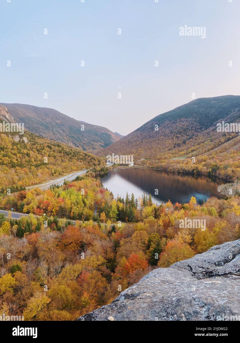 Randonnée d'automne colorée en Nouvelle-Angleterre - Image de stock capturée avec un smartphone