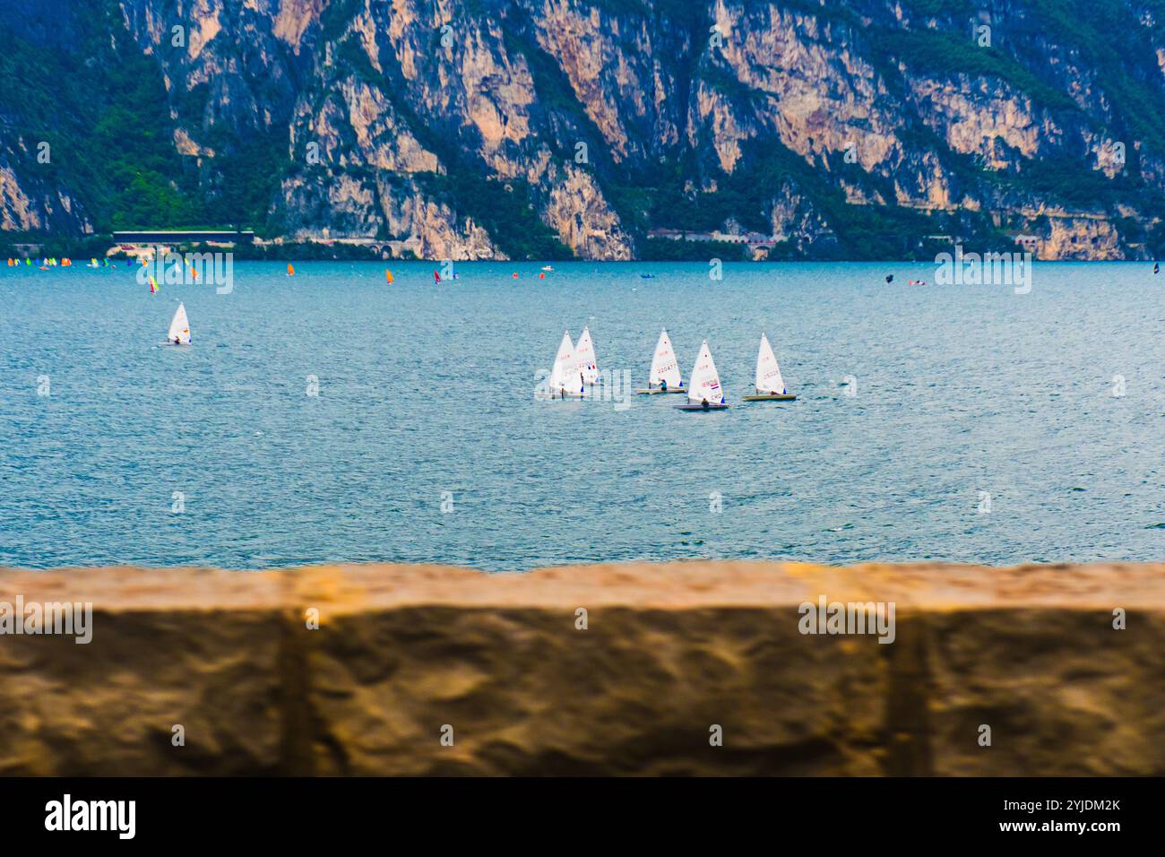 RIVA DEL GARDA, ITALIE – 21 AOÛT 2024 : Riva del Garda, une ville pittoresque sur la rive nord du lac de Garde, offre une vue imprenable sur la montagne et une vue dégagée sur la mer Banque D'Images