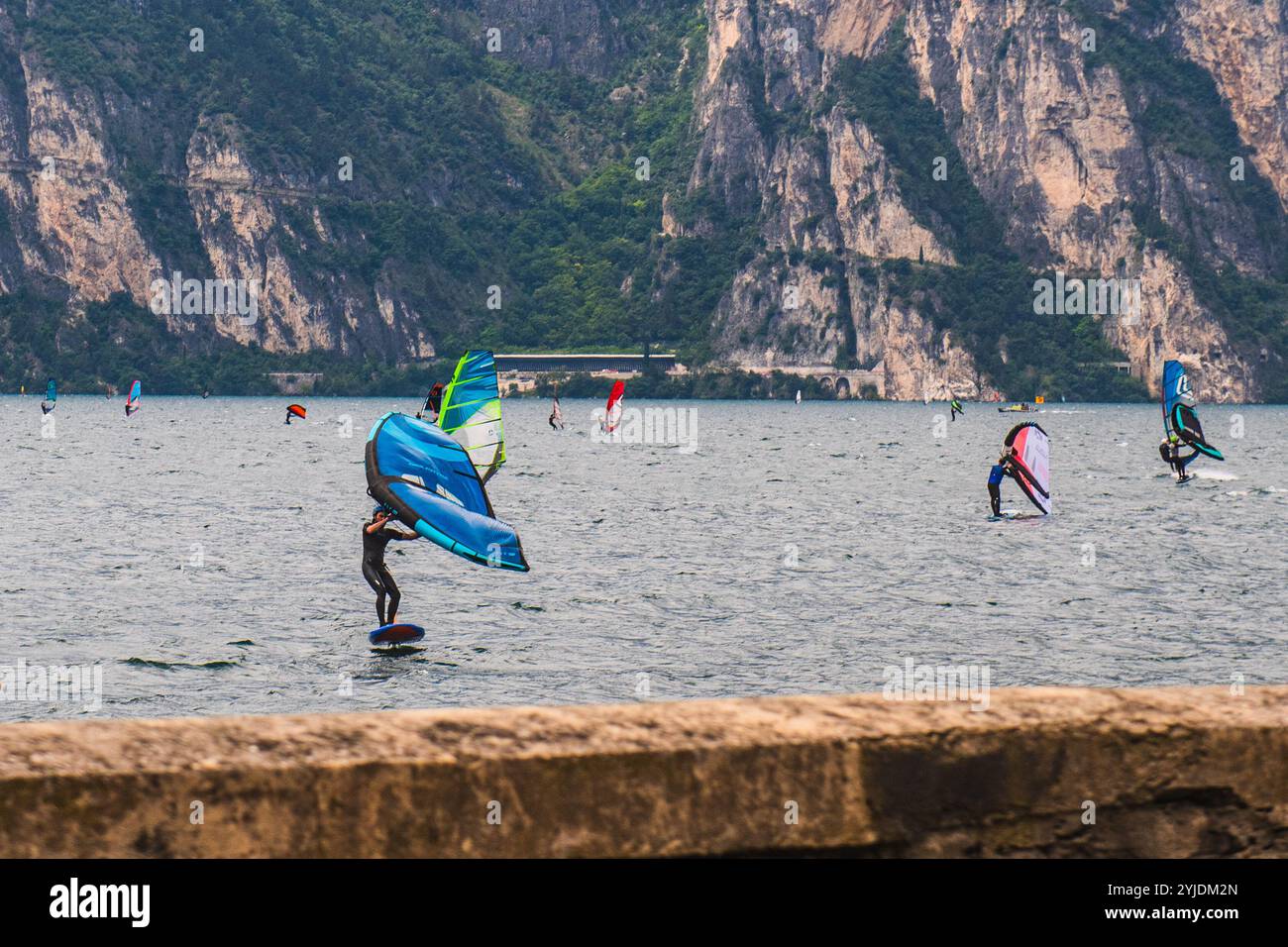 RIVA DEL GARDA, ITALIE – 21 AOÛT 2024 : Riva del Garda, une ville pittoresque sur la rive nord du lac de Garde, offre une vue imprenable sur la montagne et une vue dégagée sur la mer Banque D'Images