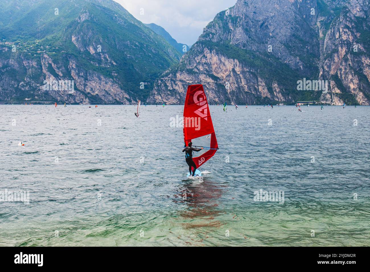 RIVA DEL GARDA, ITALIE – 21 AOÛT 2024 : Riva del Garda, une ville pittoresque sur la rive nord du lac de Garde, offre une vue imprenable sur la montagne et une vue dégagée sur la mer Banque D'Images
