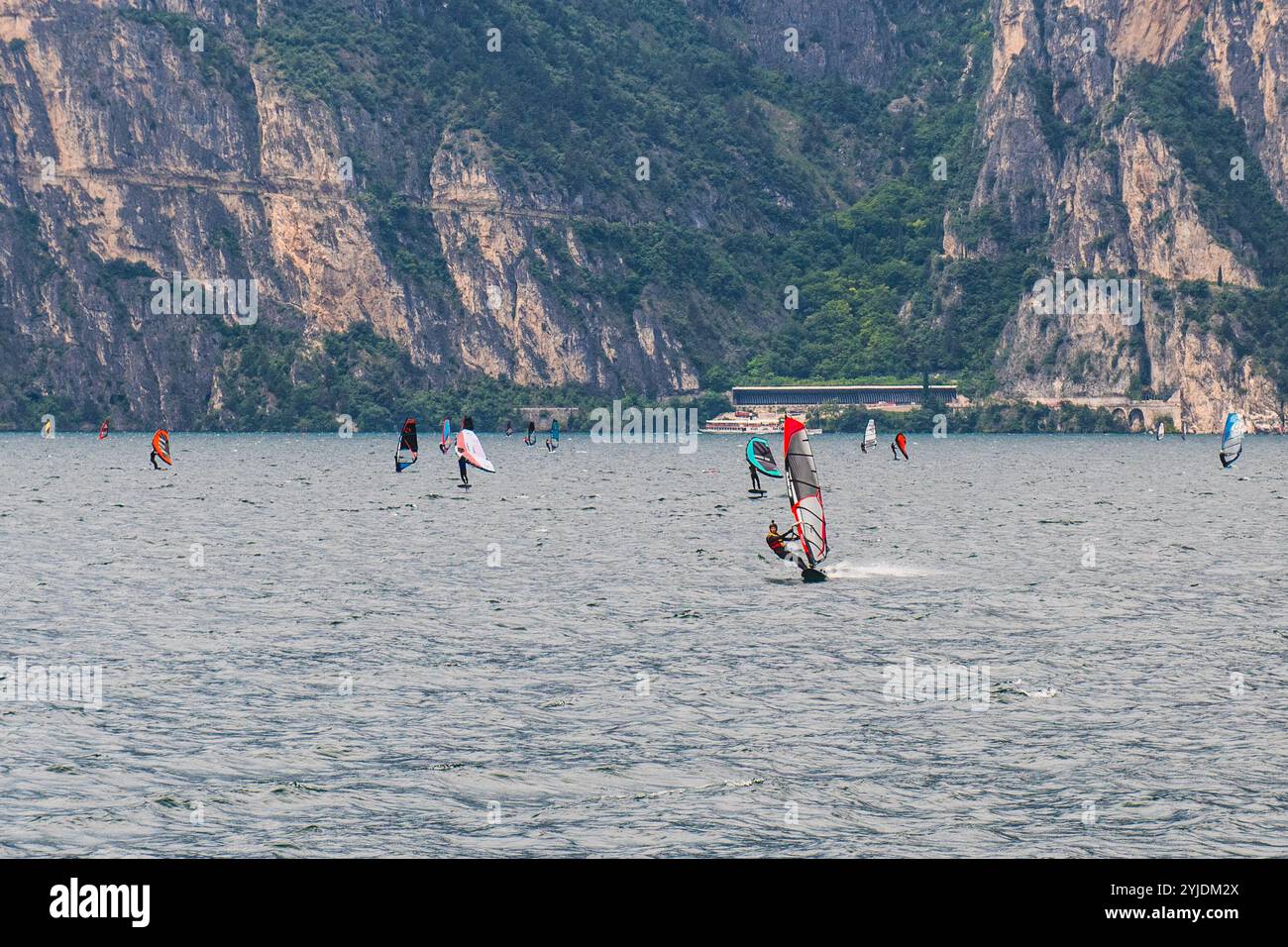 RIVA DEL GARDA, ITALIE – 21 AOÛT 2024 : Riva del Garda, une ville pittoresque sur la rive nord du lac de Garde, offre une vue imprenable sur la montagne et une vue dégagée sur la mer Banque D'Images