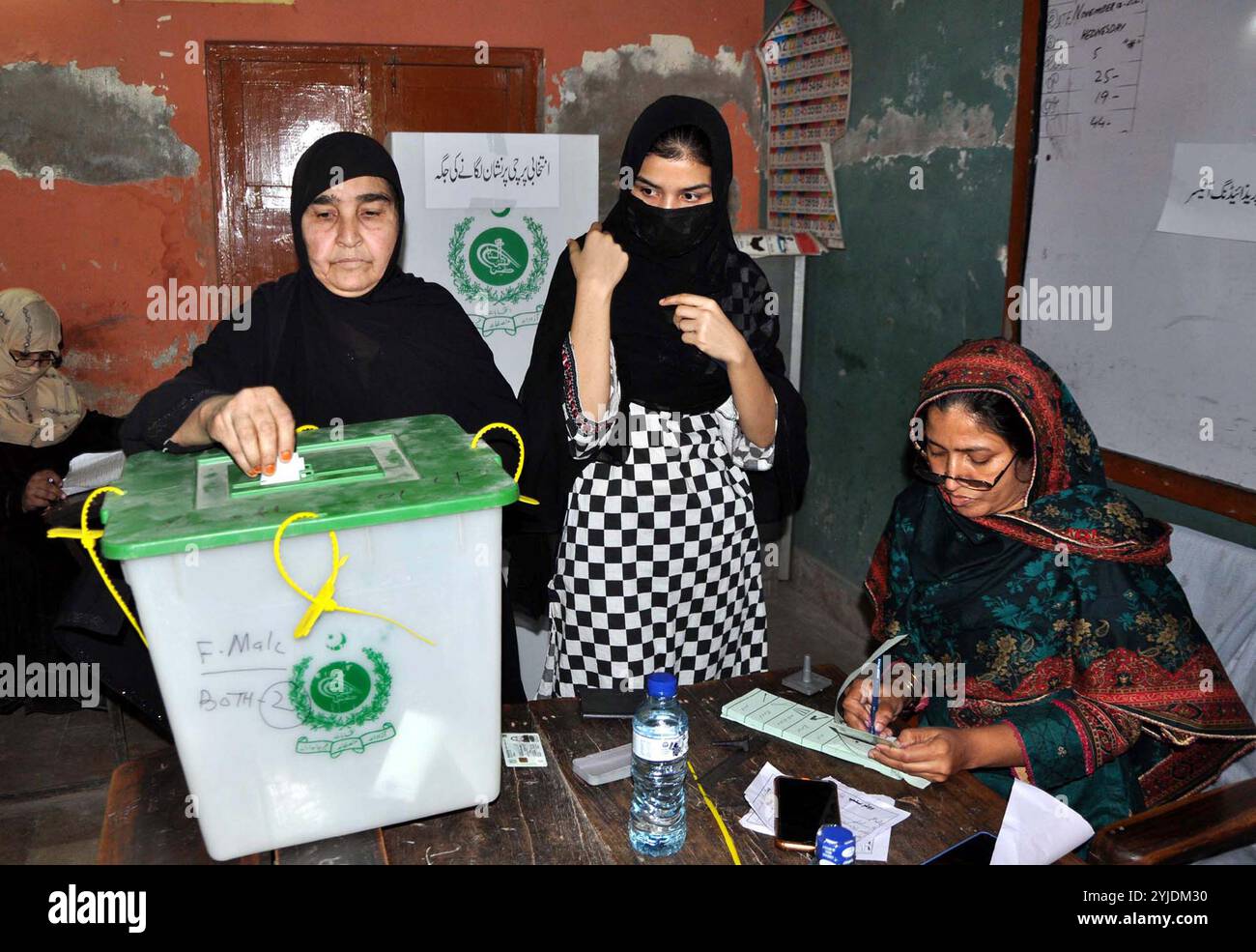 Pakistan. 14 novembre 2024. Les électeurs ont voté dans un bureau de vote lors des élections locales à Hyderabad le jeudi 14 novembre 2024. Le scrutin est en cours pour les élections partielles dans 18 districts du Sindh, y compris Karachi et Hyderabad, et se poursuivra sans interruption jusqu'à 17 heures. Au total, 68 candidats sont en lice pour obtenir 10 sièges de président, vice-président et membre général du quartier de Karachi, où des mesures de sécurité strictes sont en place. Pakistan Press International/Alamy Live News Banque D'Images