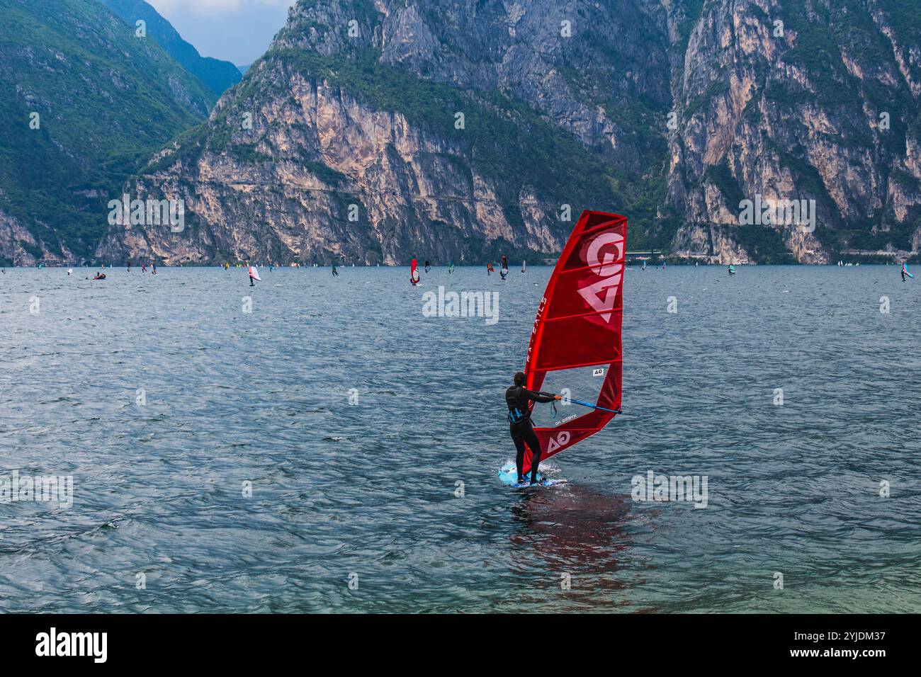 RIVA DEL GARDA, ITALIE – 21 AOÛT 2024 : Riva del Garda, une ville pittoresque sur la rive nord du lac de Garde, offre une vue imprenable sur la montagne et une vue dégagée sur la mer Banque D'Images