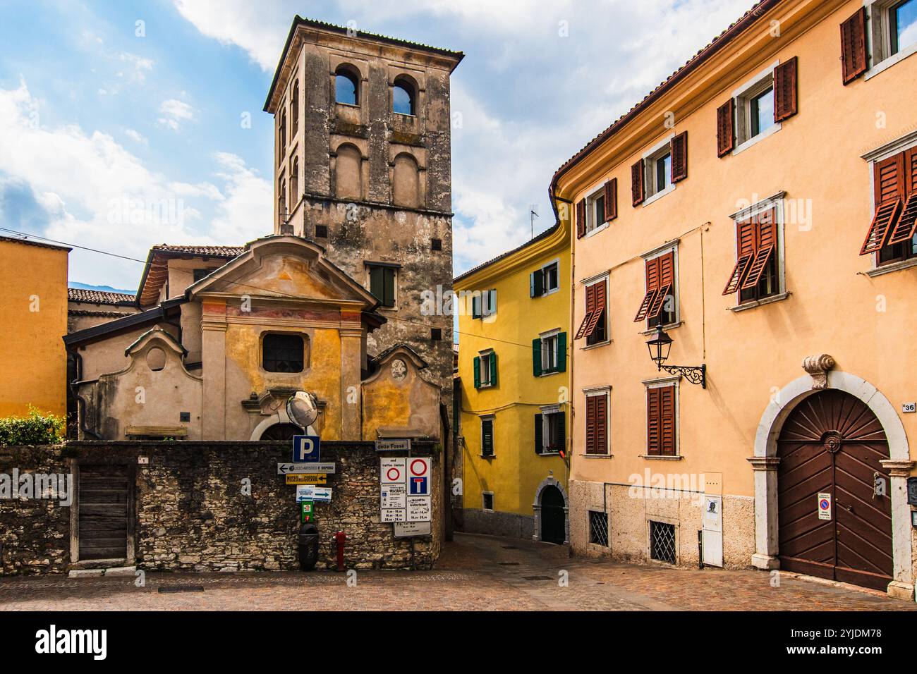 ROVERETO, ITALIE – 21 AOÛT 2024 : via delle fosse à Rovereto, une charmante rue bordée de bâtiments historiques, reflète la riche architecture de la ville Banque D'Images