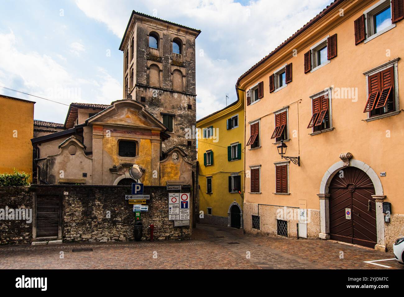 ROVERETO, ITALIE – 21 AOÛT 2024 : via delle fosse à Rovereto, une charmante rue bordée de bâtiments historiques, reflète la riche architecture de la ville Banque D'Images