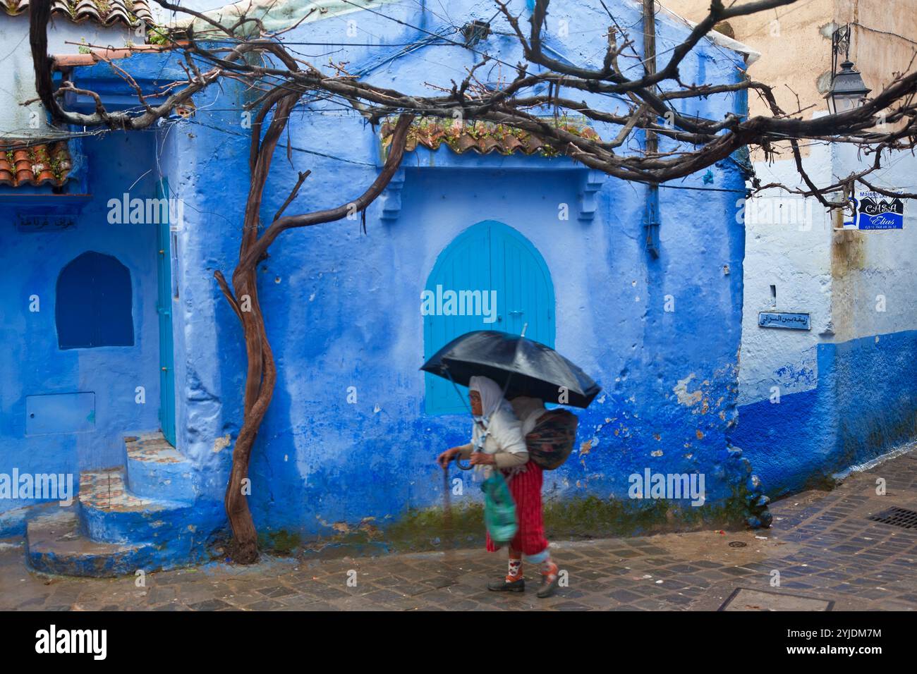 Vieille femme dans la rue, Chefchaouen Maroc Banque D'Images