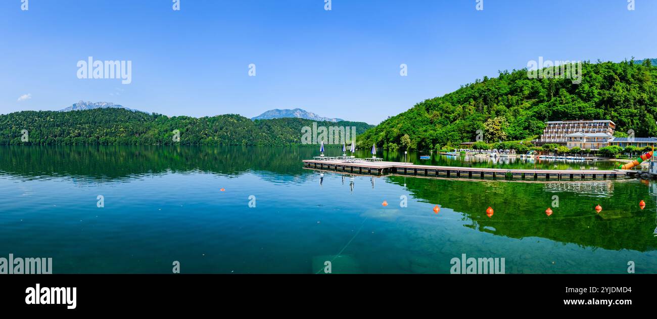 LEVICO TERME, ITALIE – 26 AOÛT 2024 : le lac Levico, situé dans le Trentin, offre des eaux tranquilles entourées de forêts luxuriantes et de paysages alpins époustouflants Banque D'Images