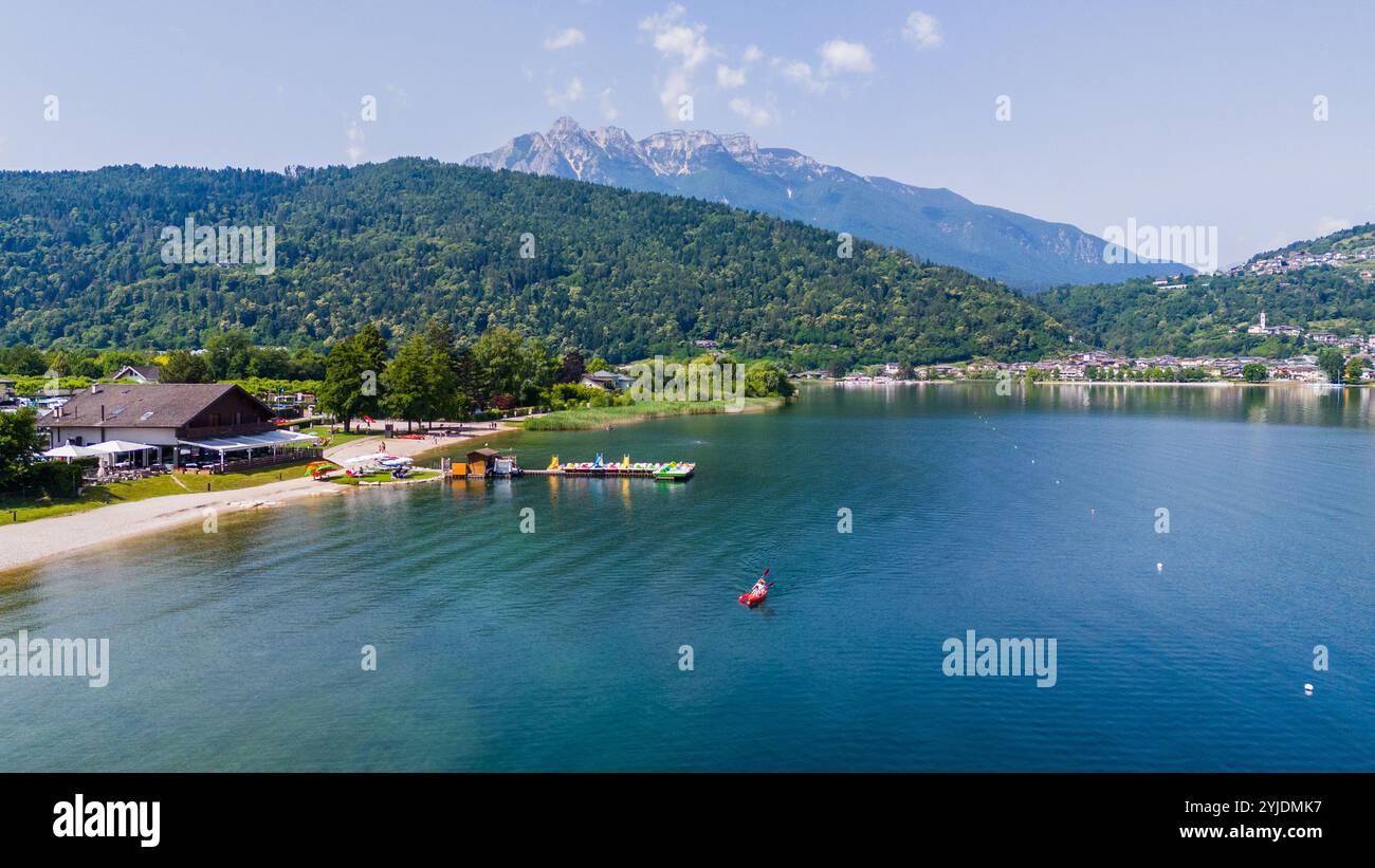 CALDONAZZO, ITALIE – 26 AOÛT 2024 : le lac Caldonazzo, niché dans la région du Trentin, est une destination pittoresque avec ses eaux claires, entourée de b Banque D'Images