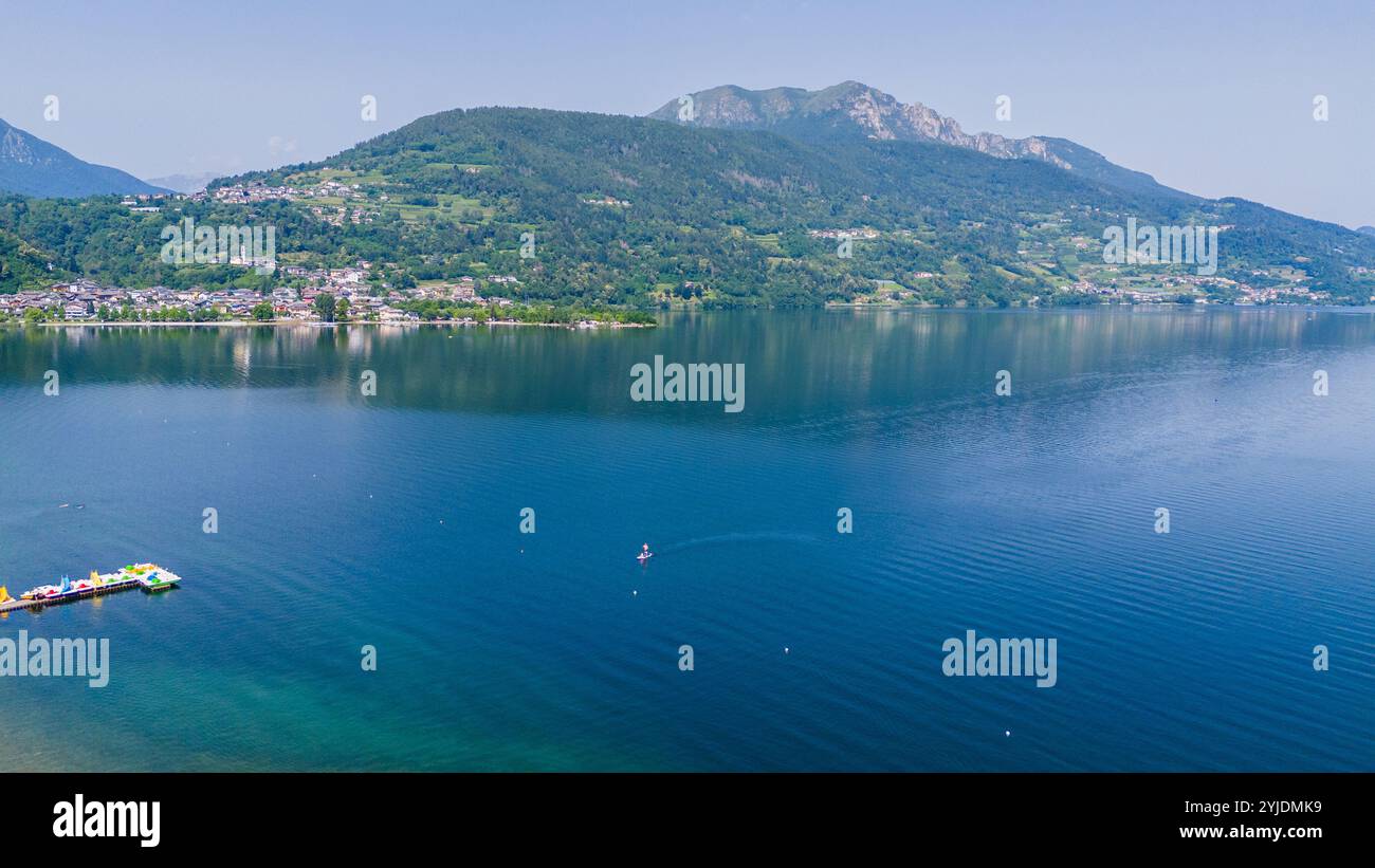 CALDONAZZO, ITALIE – 26 AOÛT 2024 : le lac Caldonazzo, niché dans la région du Trentin, est une destination pittoresque avec ses eaux claires, entourée de b Banque D'Images