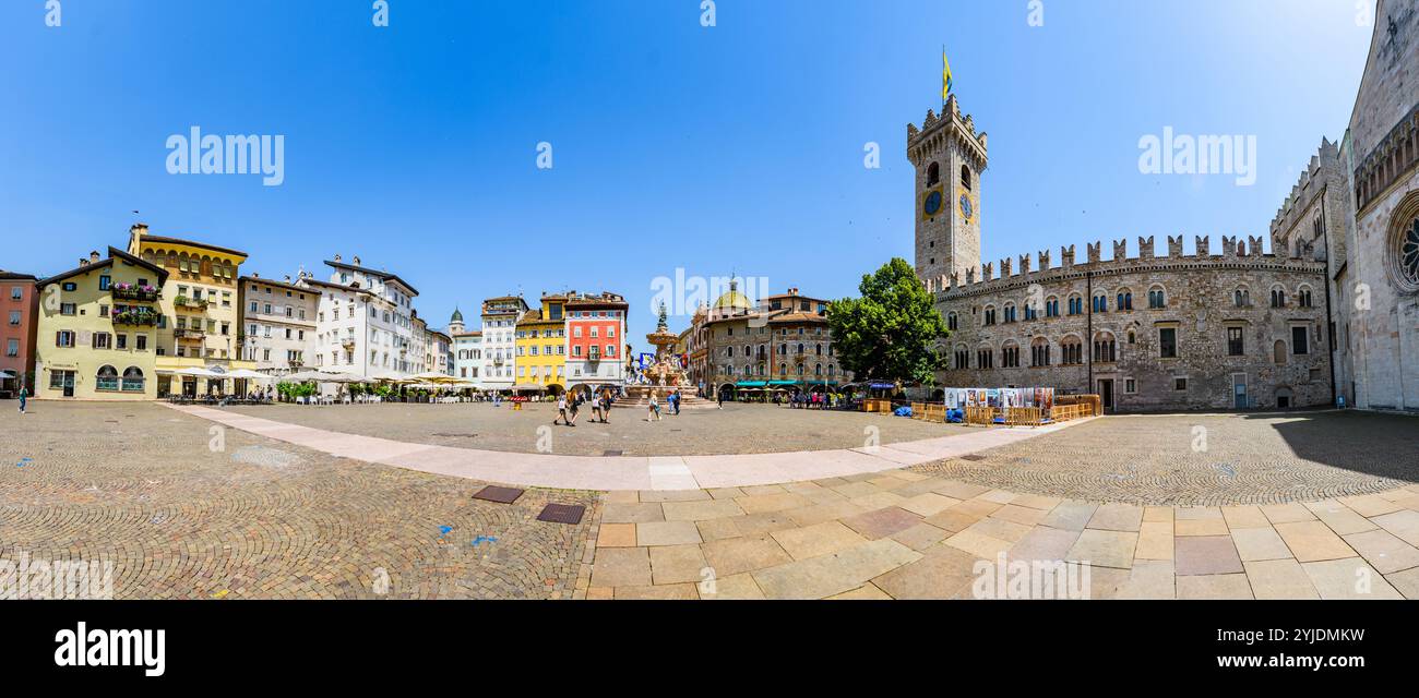 TRENTE, ITALIE – 26 AOÛT 2024 : Piazza Duomo à trente, une place historique avec des bâtiments élégants, avec la fontaine de Neptune et la cathédrale Banque D'Images