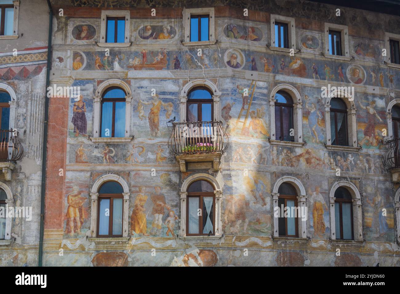 TRENTE, ITALIE – 26 AOÛT 2024 : Piazza Duomo à trente, une place historique avec des bâtiments élégants, avec la fontaine de Neptune et la cathédrale Banque D'Images