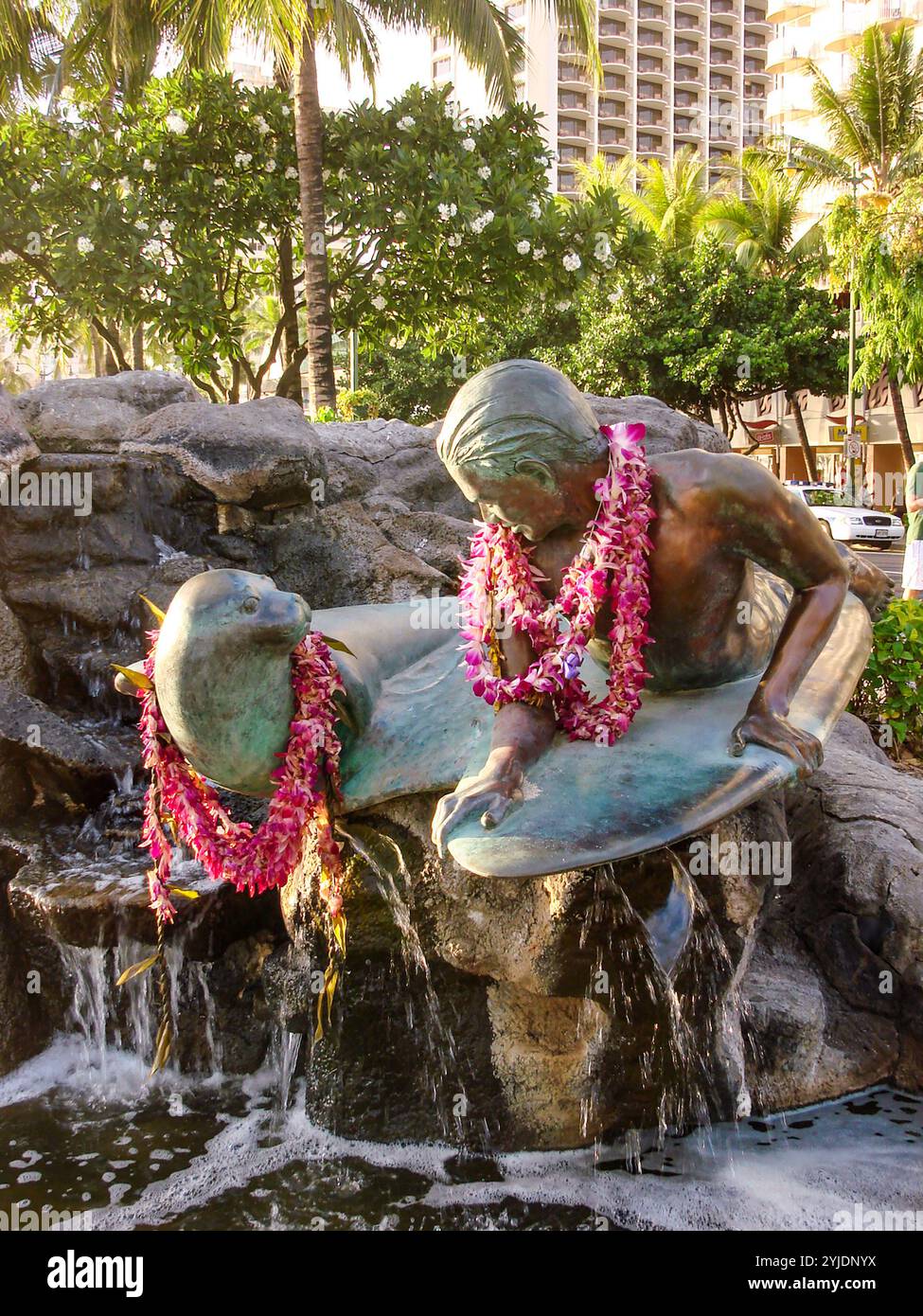 Waikiki, Oahu, Hawaï, États-Unis – vers juillet 2010 : statue emblématique de Makua et Kila à Waikiki Banque D'Images