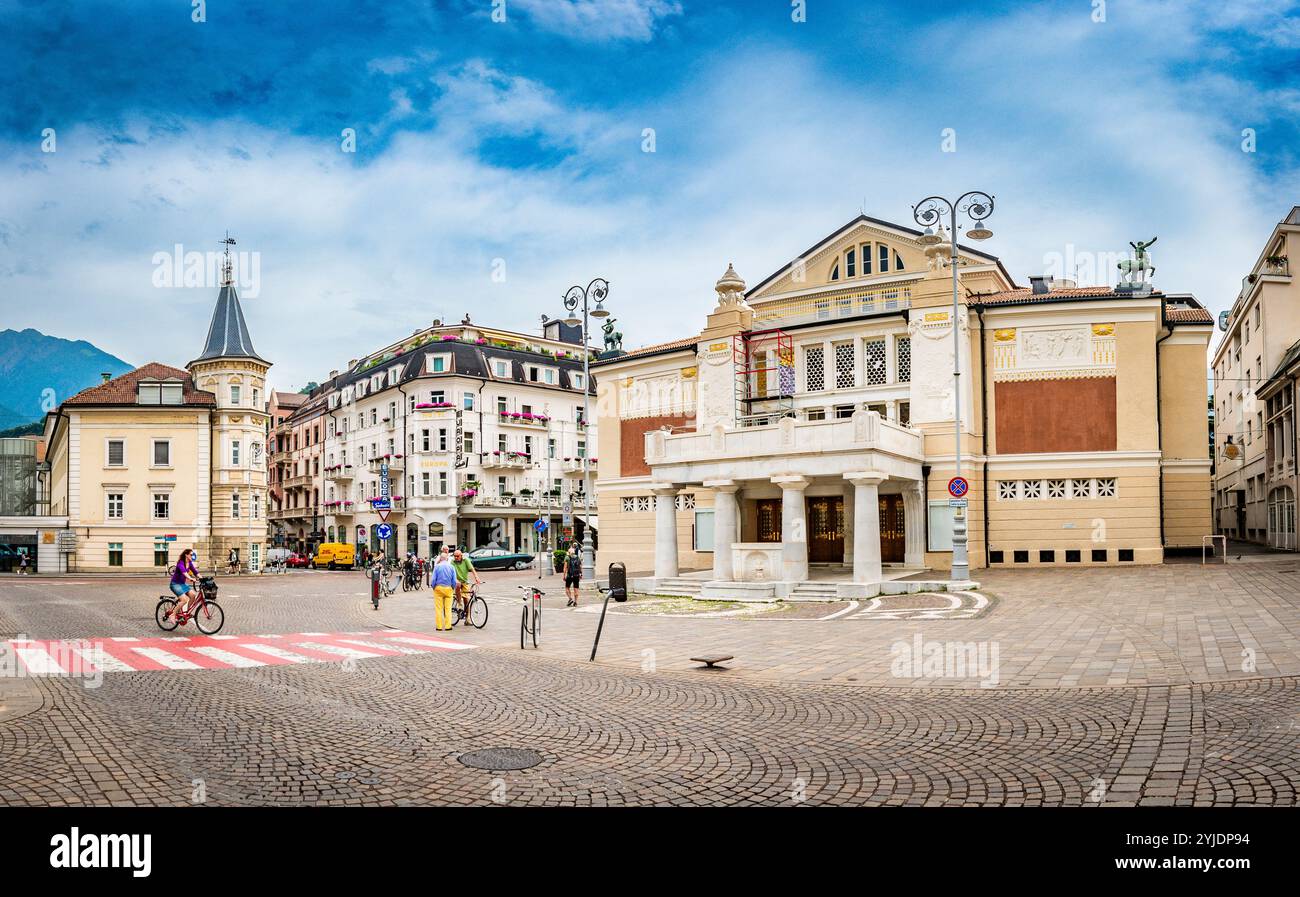MERANO, ITALIE – 27 AOÛT 2024 : Teatro Civico 'Puccini' à Merano, un lieu culturel élégant, met en valeur le riche patrimoine artistique de la ville et sert Banque D'Images