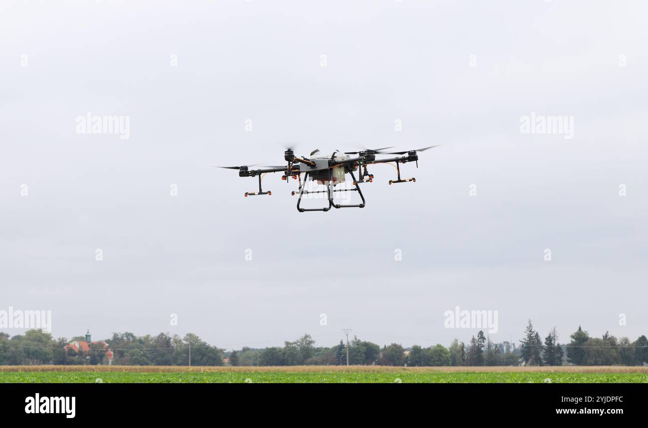 Drones agricoles pulvérisant des pesticides. Les drones sont utilisés dans l'agriculture. Banque D'Images