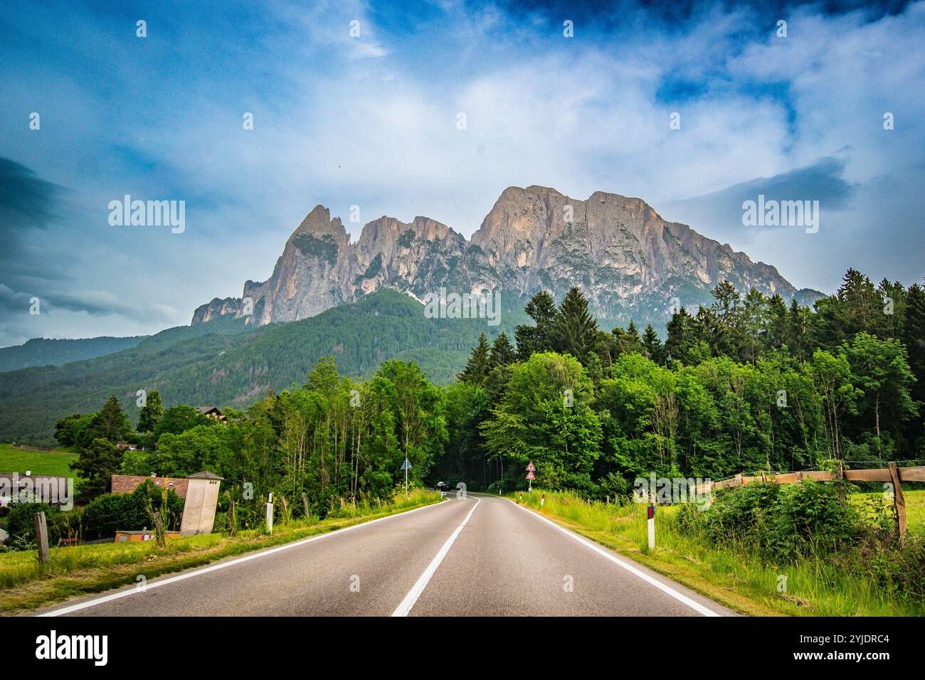 CASTELROTTO, ITALIE – 27 AOÛT 2024 : la vue imprenable sur l’Alpe di Siusi, avec ses prairies vallonnées et sa spectaculaire toile de fond montagneuse, vue depuis le t Banque D'Images