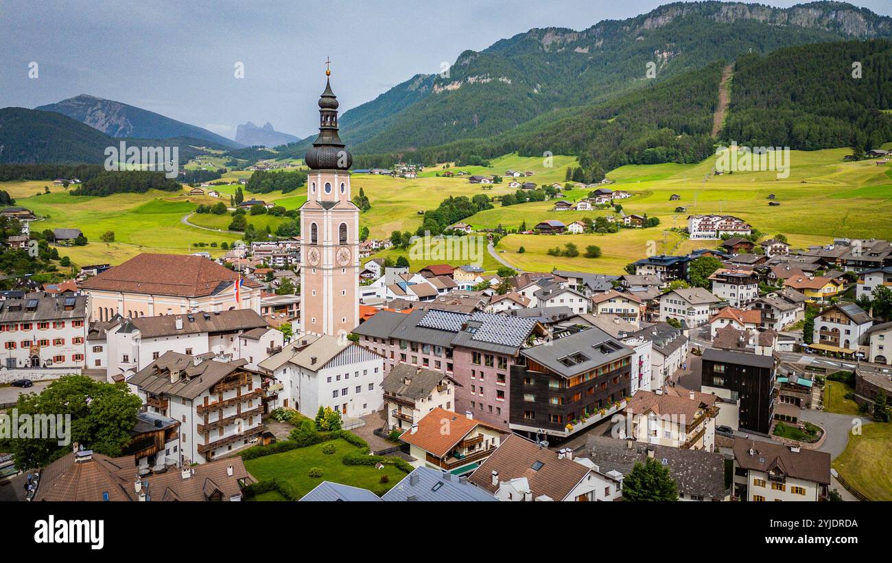 CASTELROTTO, ITALIE – 27 AOÛT 2024 : le charmant village de Castelrotto, dans les Dolomites, est connu pour son architecture traditionnelle du Tyrol du Sud Banque D'Images