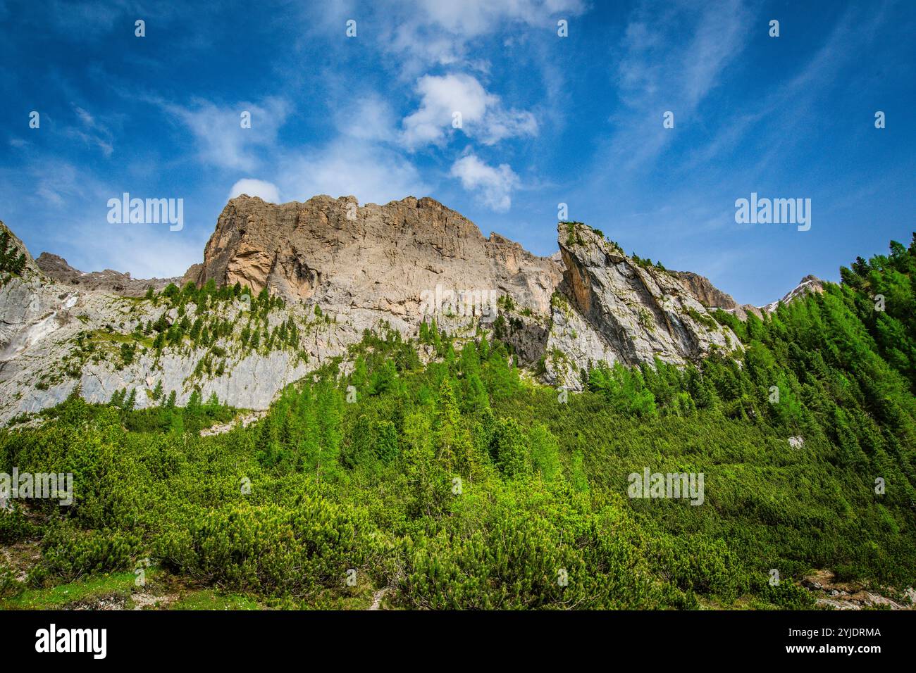 PASSO SELLA, ITALIE – 27 AOÛT 2024 : une vue imprenable sur les Dolomites depuis Passo Sella, présentant des sommets spectaculaires et des paysages alpins accidentés dans le HE Banque D'Images