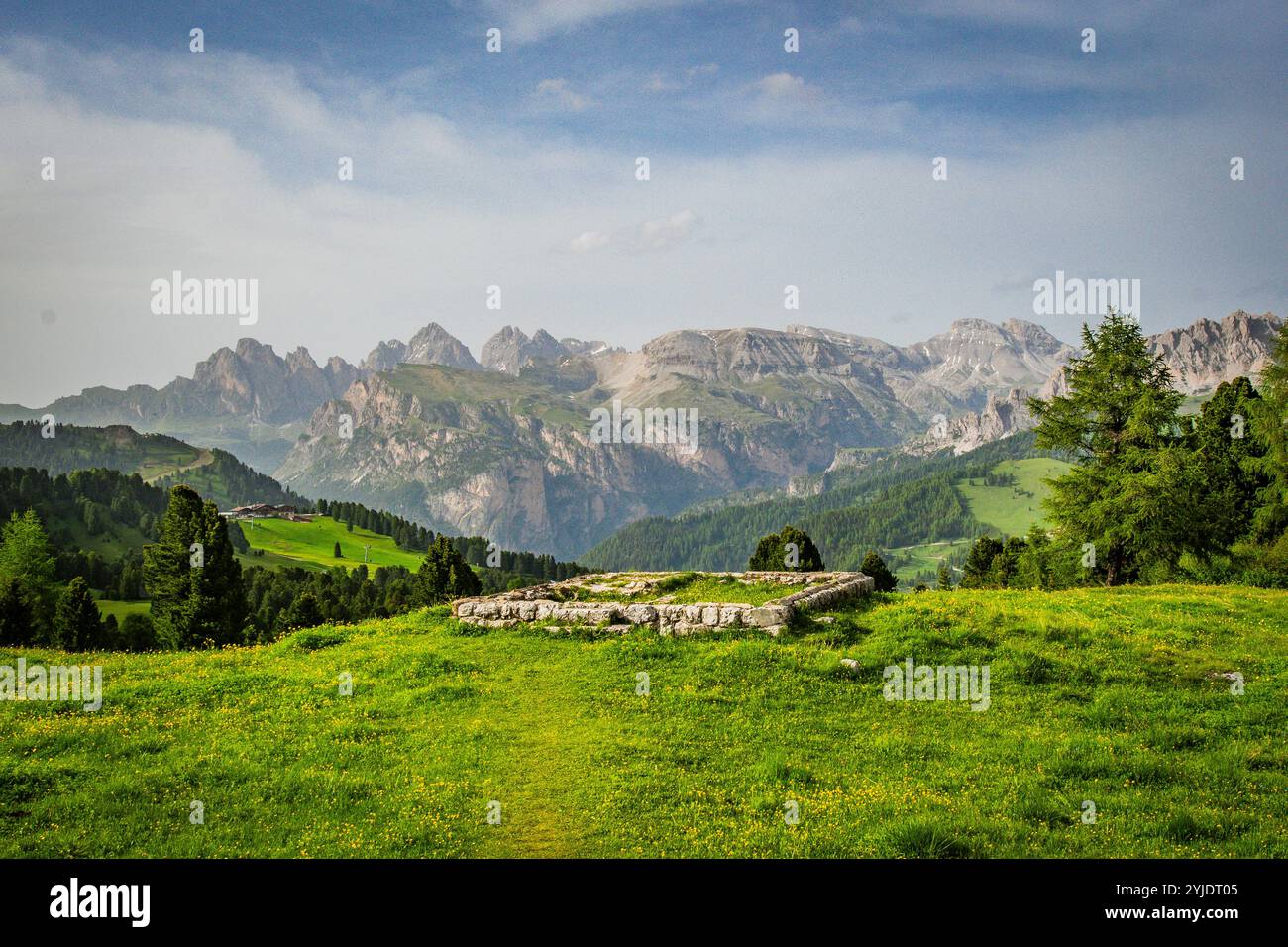 PASSO SELLA, ITALIE – 27 AOÛT 2024 : une vue imprenable sur les Dolomites depuis Passo Sella, présentant des sommets spectaculaires et des paysages alpins accidentés dans le HE Banque D'Images