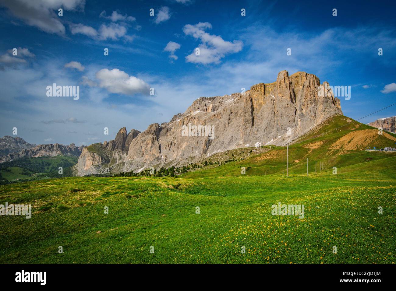PASSO SELLA, ITALIE – 27 AOÛT 2024 : une vue imprenable sur les Dolomites depuis Passo Sella, présentant des sommets spectaculaires et des paysages alpins accidentés dans le HE Banque D'Images