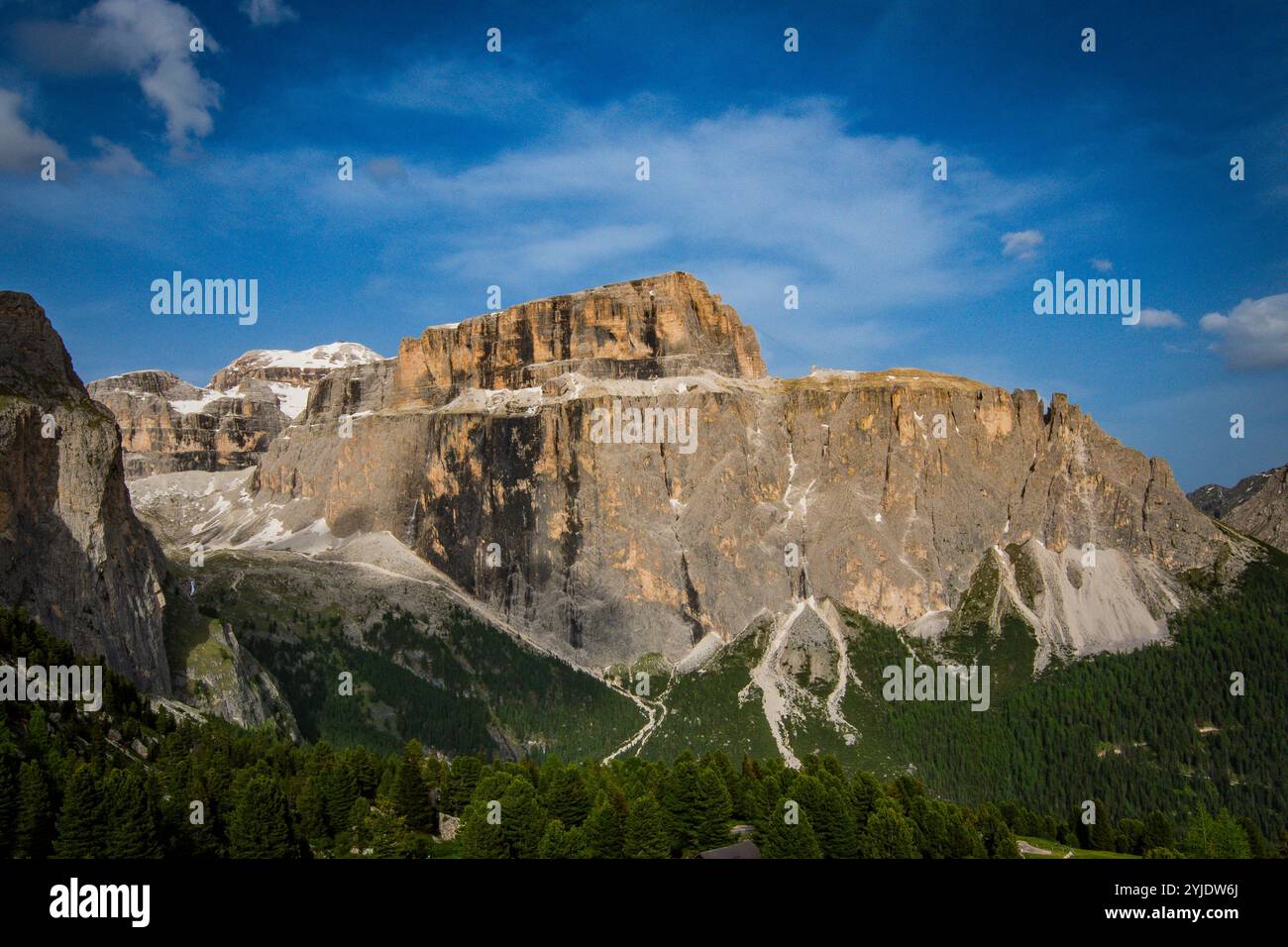 PASSO SELLA, ITALIE – 27 AOÛT 2024 : une vue imprenable sur les Dolomites depuis Passo Sella, présentant des sommets spectaculaires et des paysages alpins accidentés dans le HE Banque D'Images