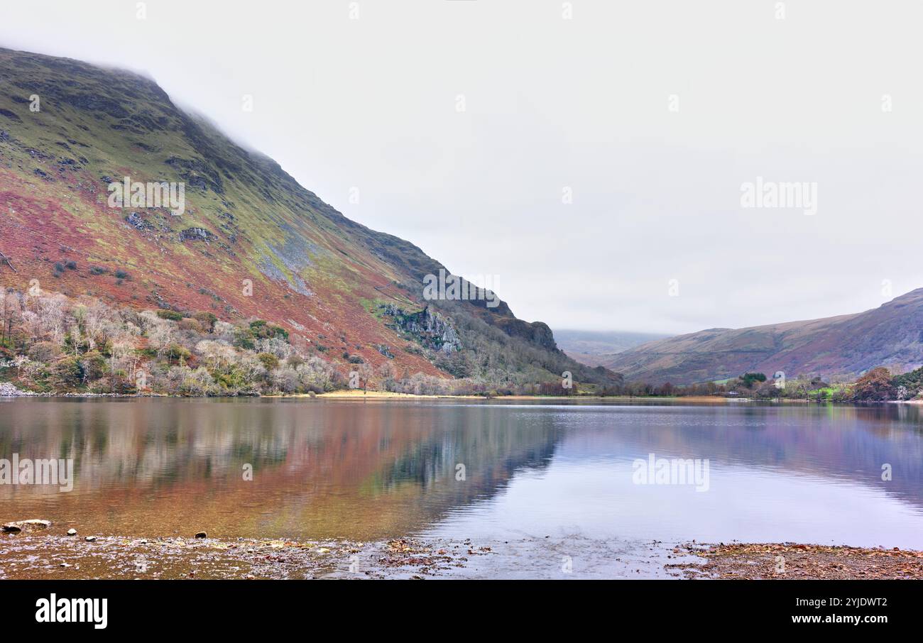 Lac Gwynant au pied du mont Snowdon (Yr Wyddfa), Snowdonia, pays de Galles. Banque D'Images