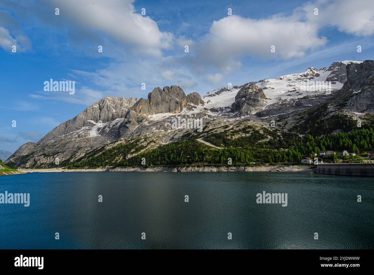 MARMOLADA, ITALIE – 27 AOÛT 2024 : le barrage de Fedaia, situé au pied du glacier de Marmolada, offre une vue imprenable sur les montagnes environnantes Banque D'Images