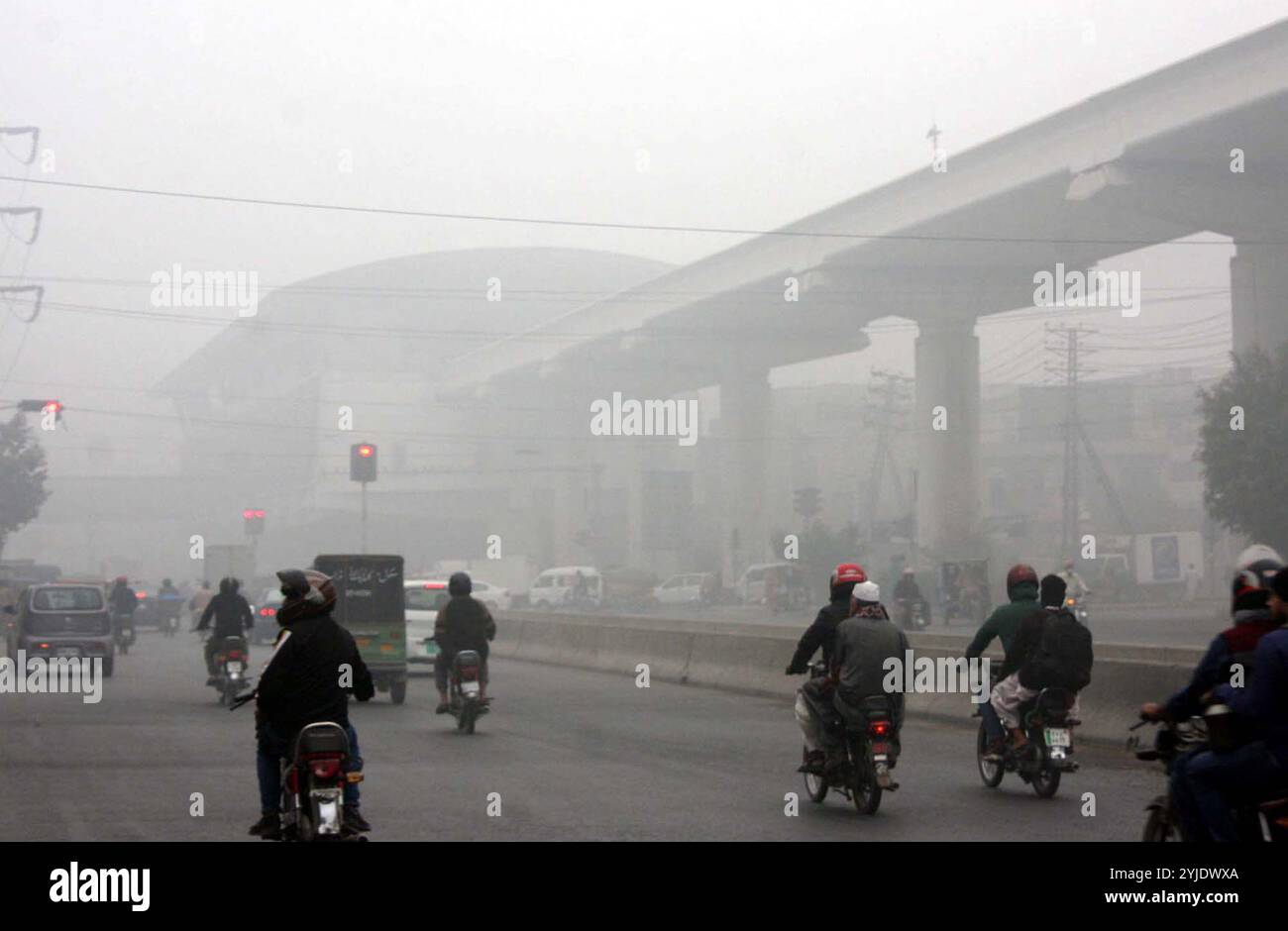 Pakistan. 14 novembre 2024. Les navetteurs subissent des difficultés extrêmes pendant la conduite en raison du temps brumeux à l'arrivée de la saison d'hiver, à Multan Road à Lahore le jeudi 14 novembre 2024. Jeudi, Lahore a de nouveau connu une qualité de l'air dangereuse, se classant comme la ville la plus polluée au monde avec un indice de la qualité de l'air (IQA) dépassant 1 000, alors que le gouvernement travaillait pour lutter contre la calamité du smog. Pakistan Press International/Alamy Live News Banque D'Images