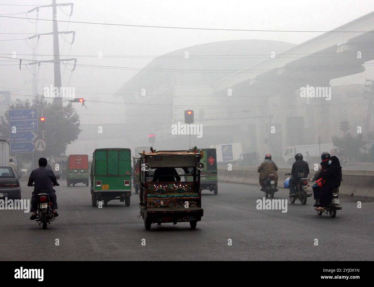 Pakistan. 14 novembre 2024. Les navetteurs subissent des difficultés extrêmes pendant la conduite en raison du temps brumeux à l'arrivée de la saison d'hiver, à Multan Road à Lahore le jeudi 14 novembre 2024. Jeudi, Lahore a de nouveau connu une qualité de l'air dangereuse, se classant comme la ville la plus polluée au monde avec un indice de la qualité de l'air (IQA) dépassant 1 000, alors que le gouvernement travaillait pour lutter contre la calamité du smog. Pakistan Press International/Alamy Live News Banque D'Images