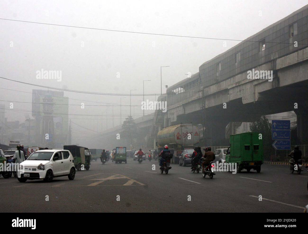 Pakistan. 14 novembre 2024. Les navetteurs subissent des difficultés extrêmes pendant la conduite en raison du temps brumeux à l'arrivée de la saison hivernale, à Qartaba Chowk à Lahore le jeudi 14 novembre 2024. Jeudi, Lahore a de nouveau connu une qualité de l'air dangereuse, se classant comme la ville la plus polluée au monde avec un indice de la qualité de l'air (IQA) dépassant 1 000, alors que le gouvernement travaillait pour lutter contre la calamité du smog. Pakistan Press International/Alamy Live News Banque D'Images