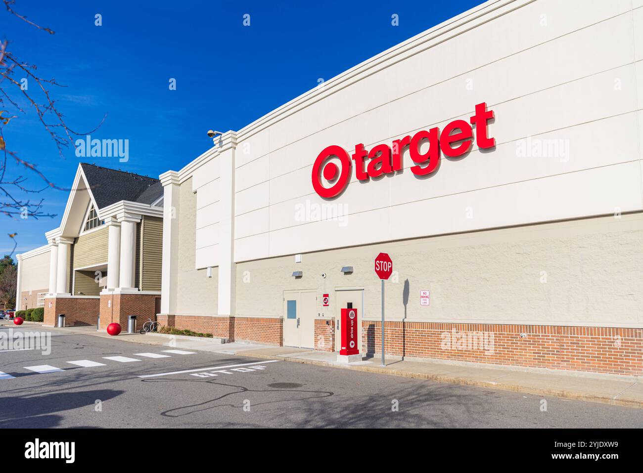 BOSTON, Massachusetts – le 10 NOVEMBRE 2024 : entrée extérieure du magasin de détail Target dans la grande région de Boston entrée extérieure du magasin de détail Target dans la grande région de Boston Banque D'Images
