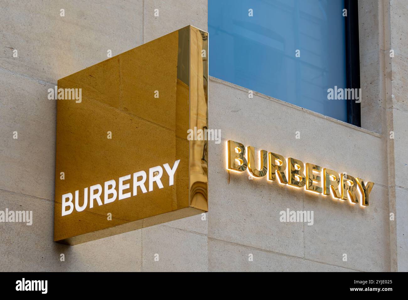 Enseigne et logo d'une boutique Burberry à Paris, France. Burberry est une maison de mode de luxe britannique fondée en 1856 Banque D'Images