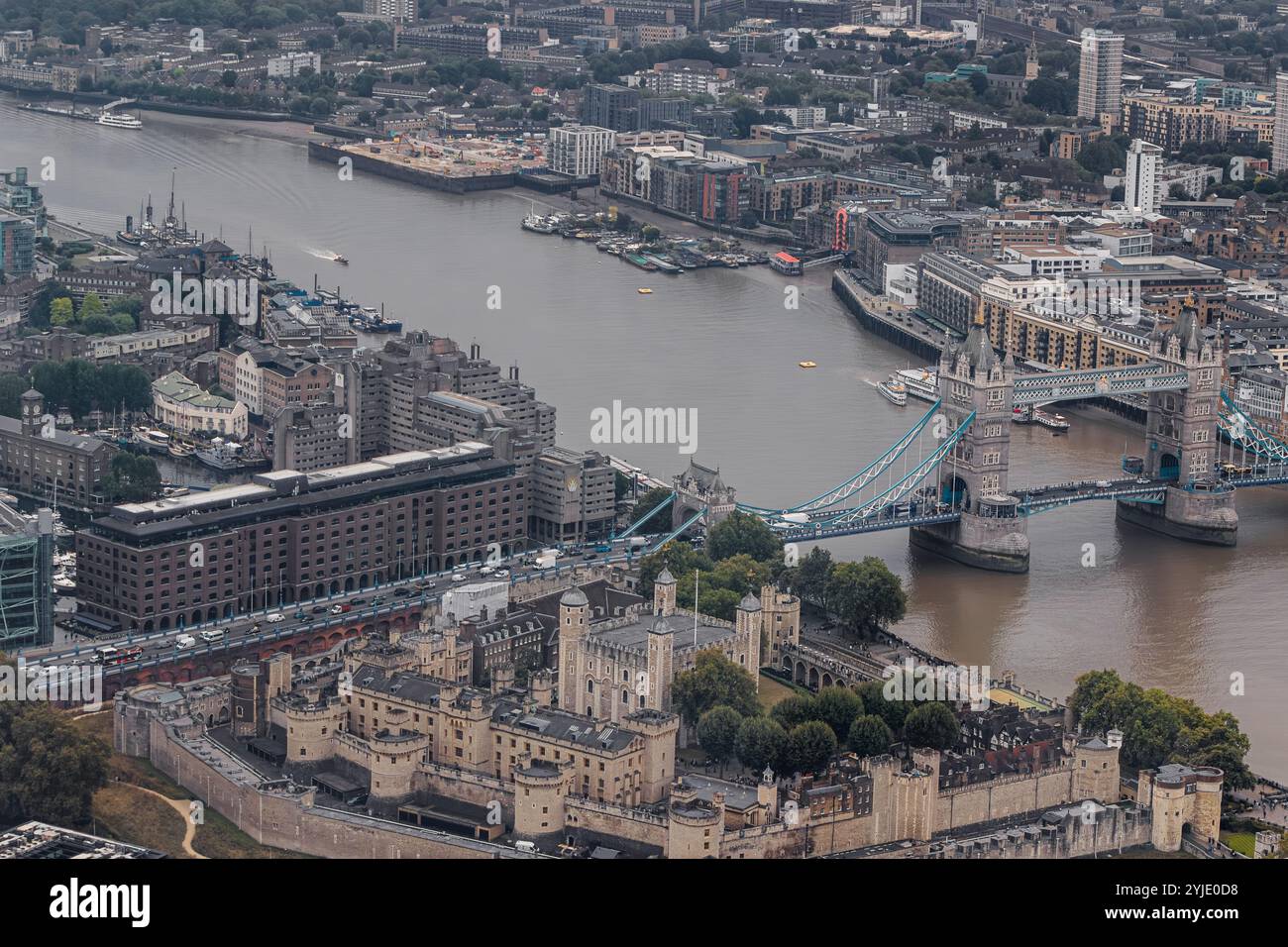 Une vue aérienne de Tower Bridge qui enjambe la Tamise, achevé en 1894, c'est l'un des monuments les plus reconnaissables de Londres, City of London, UK Banque D'Images
