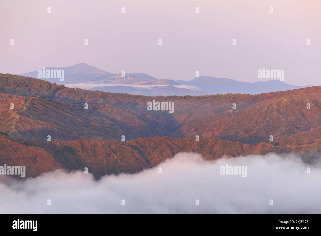 Chaîne de montagnes sur le lac Fire (Lagoa do Fogo) à l'heure du coucher du soleil. Lagoa do Fogo, île de Sao Miguel, Açores, Portugal Banque D'Images