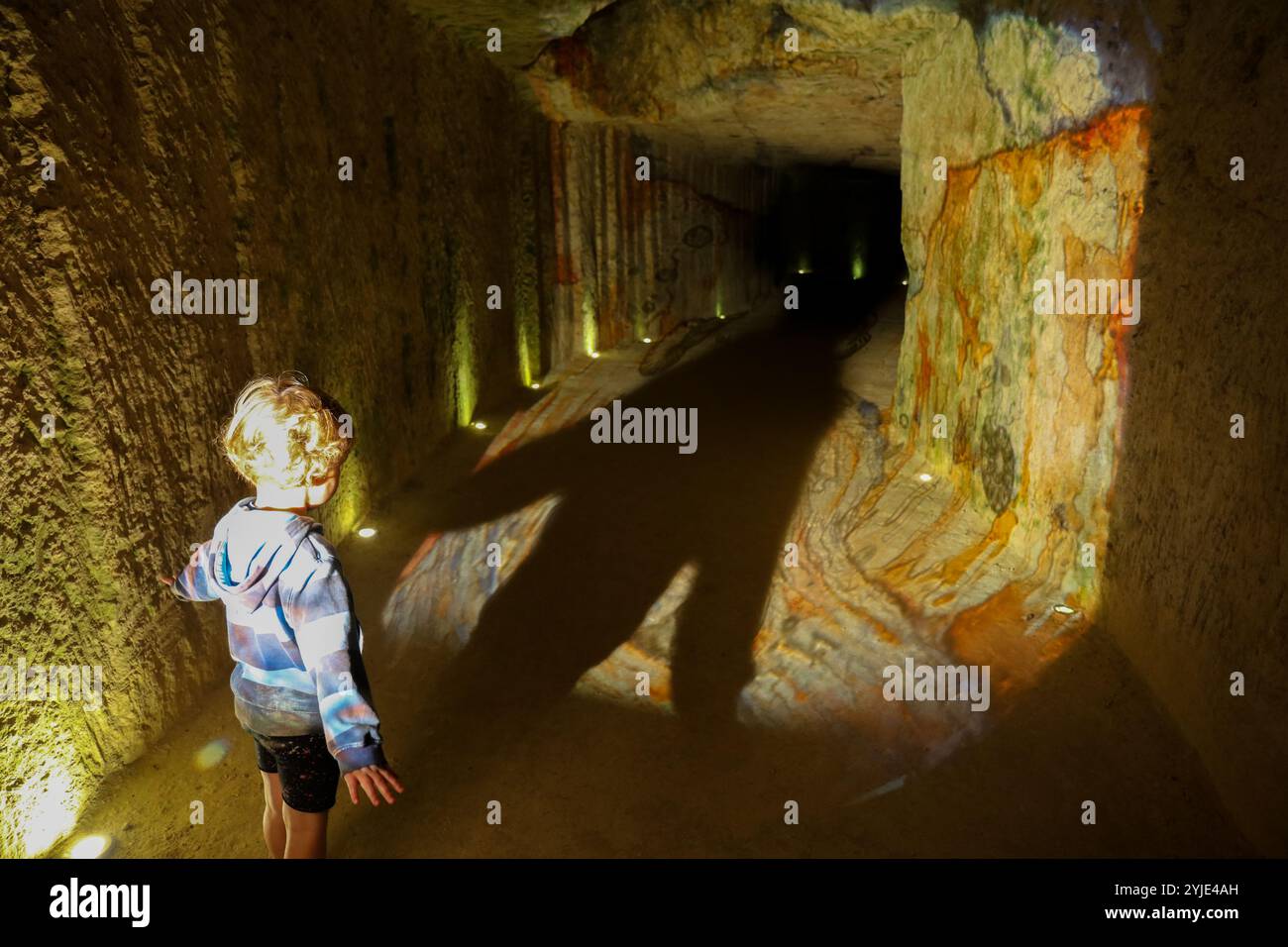 Montrichard Val de cher, France - 16 juillet 2024 : un enfant devant la lumière jouant avec l'ombre dans la grotte Monmousseau Banque D'Images