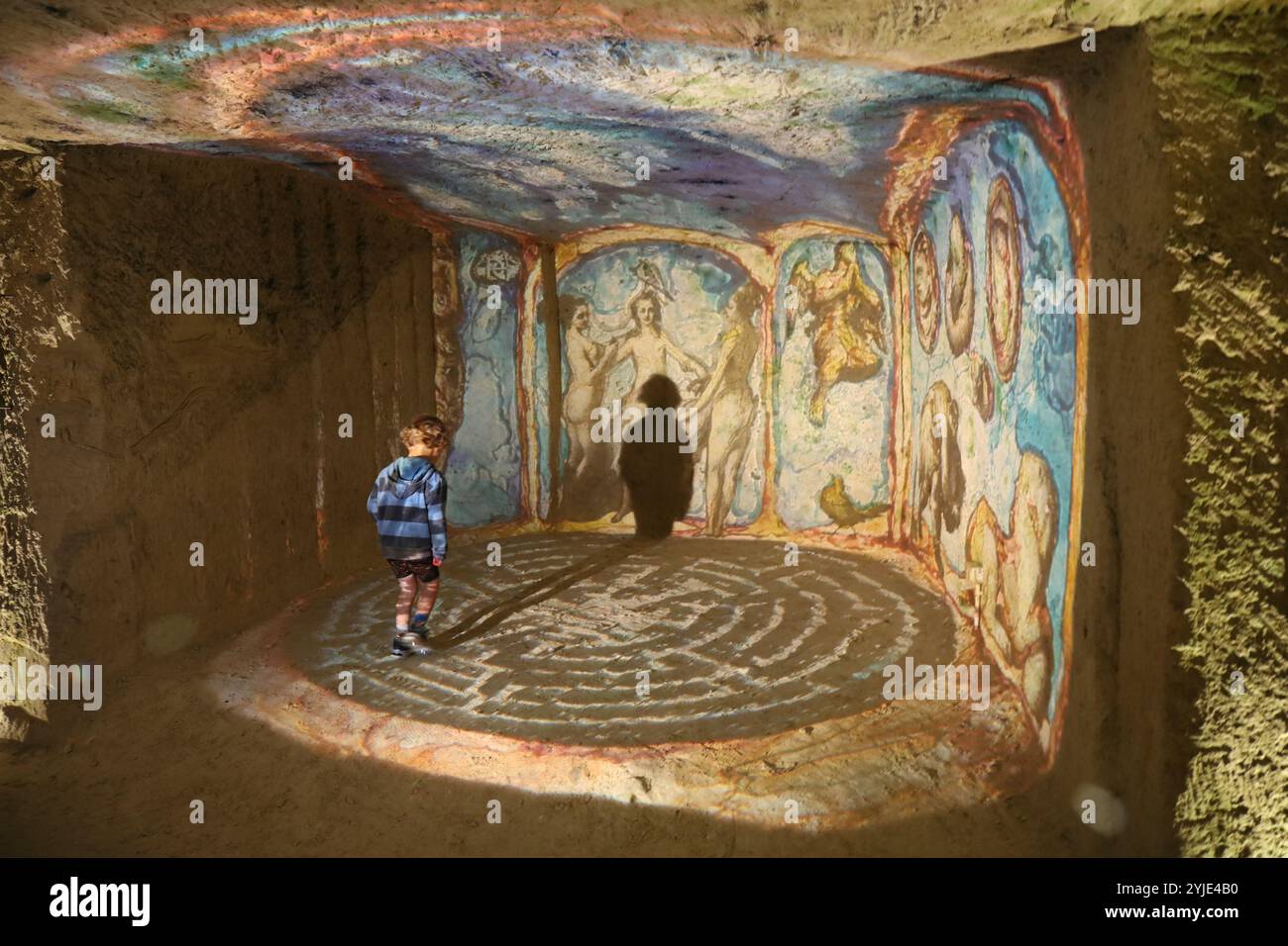Montrichard Val de cher, France - 16 juillet 2024 : un enfant devant la lumière jouant avec l'ombre dans la grotte Monmousseau Banque D'Images
