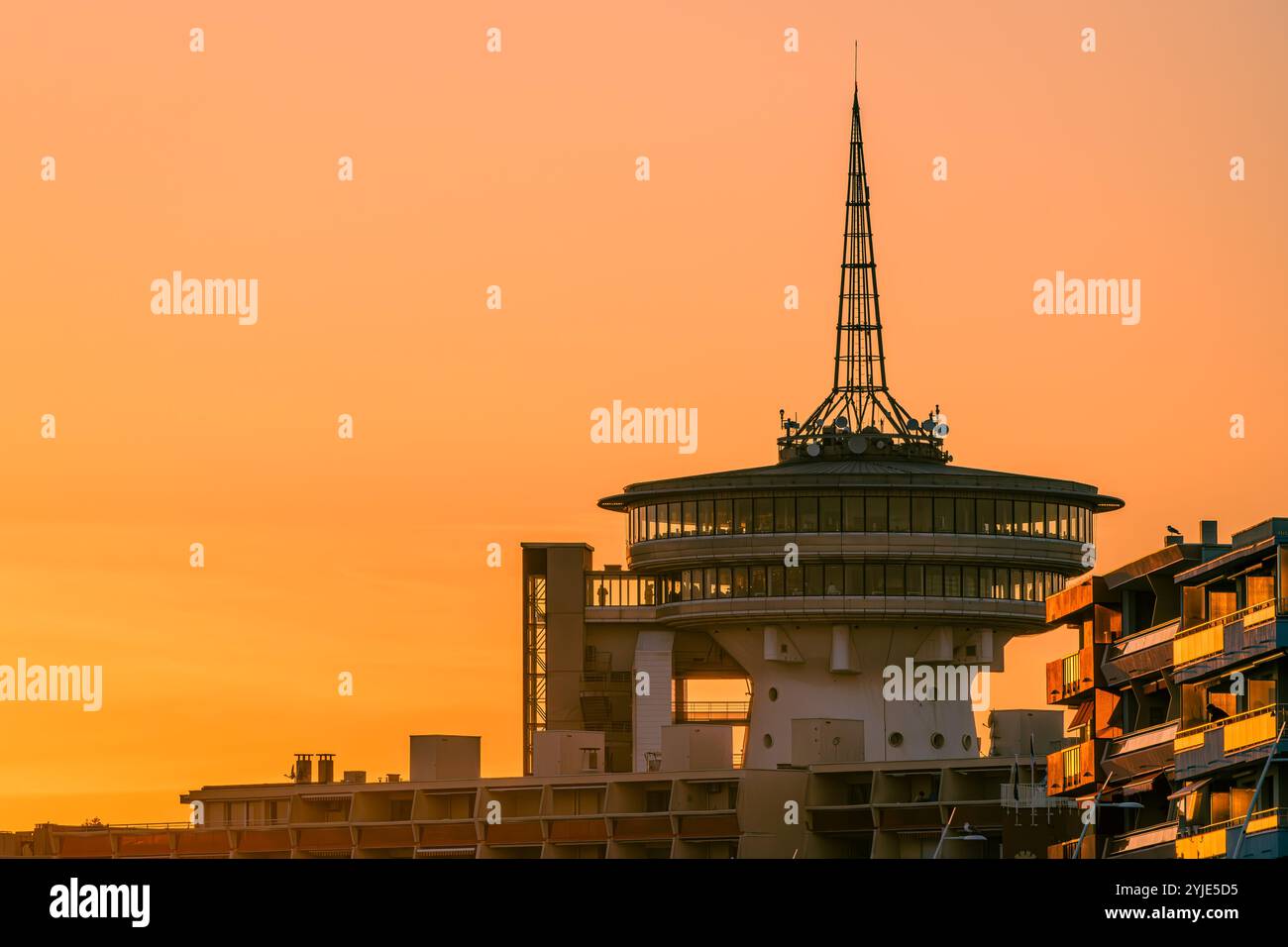 Silhouette moderne de la tour contre un ciel de coucher de soleil Banque D'Images