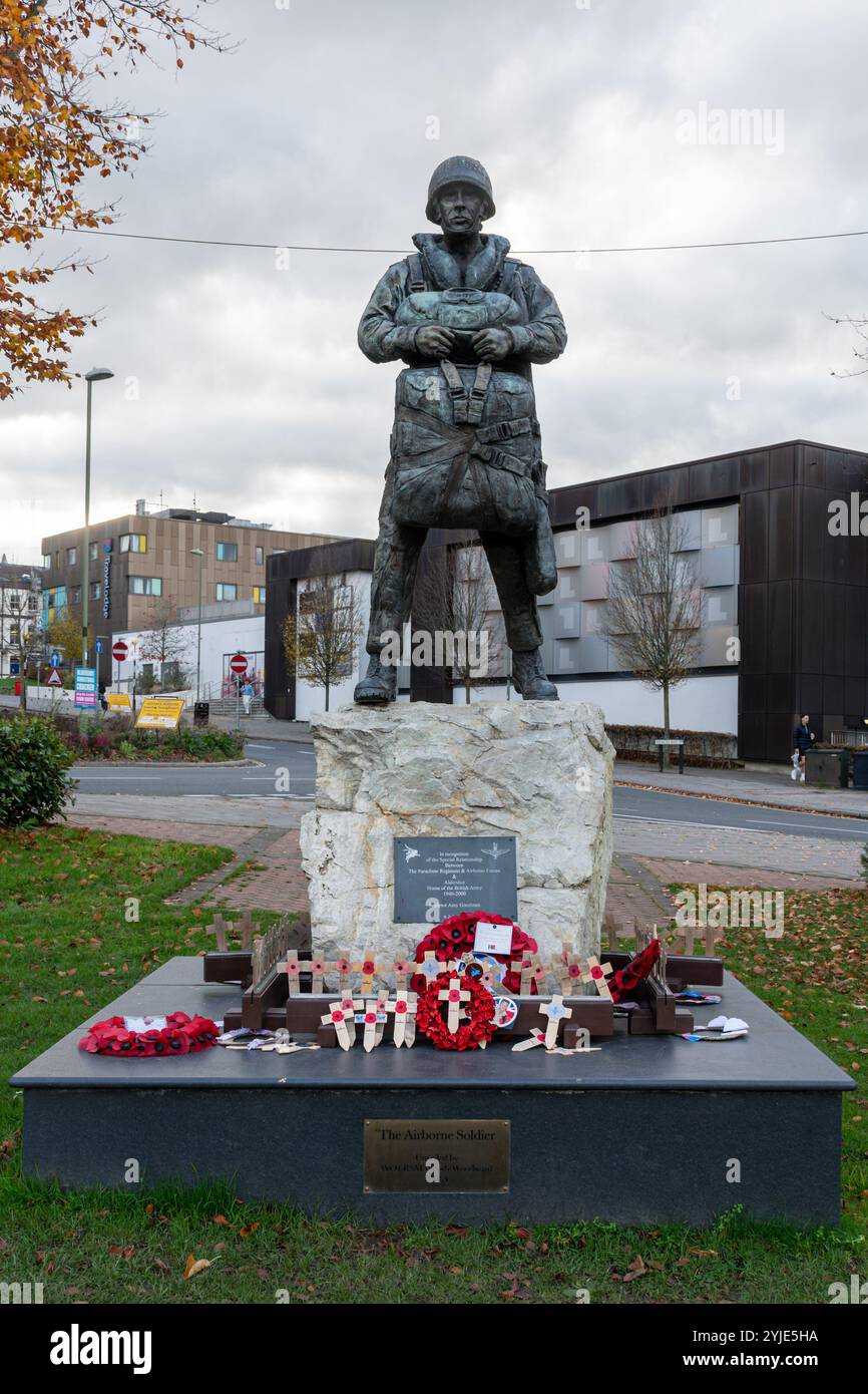 Couronnes de coquelicots déposées devant la statue du soldat aéroporté à Princes Gardens, Aldershot, le dimanche du souvenir, novembre 2024, Hampshire, Angleterre, Royaume-Uni Banque D'Images