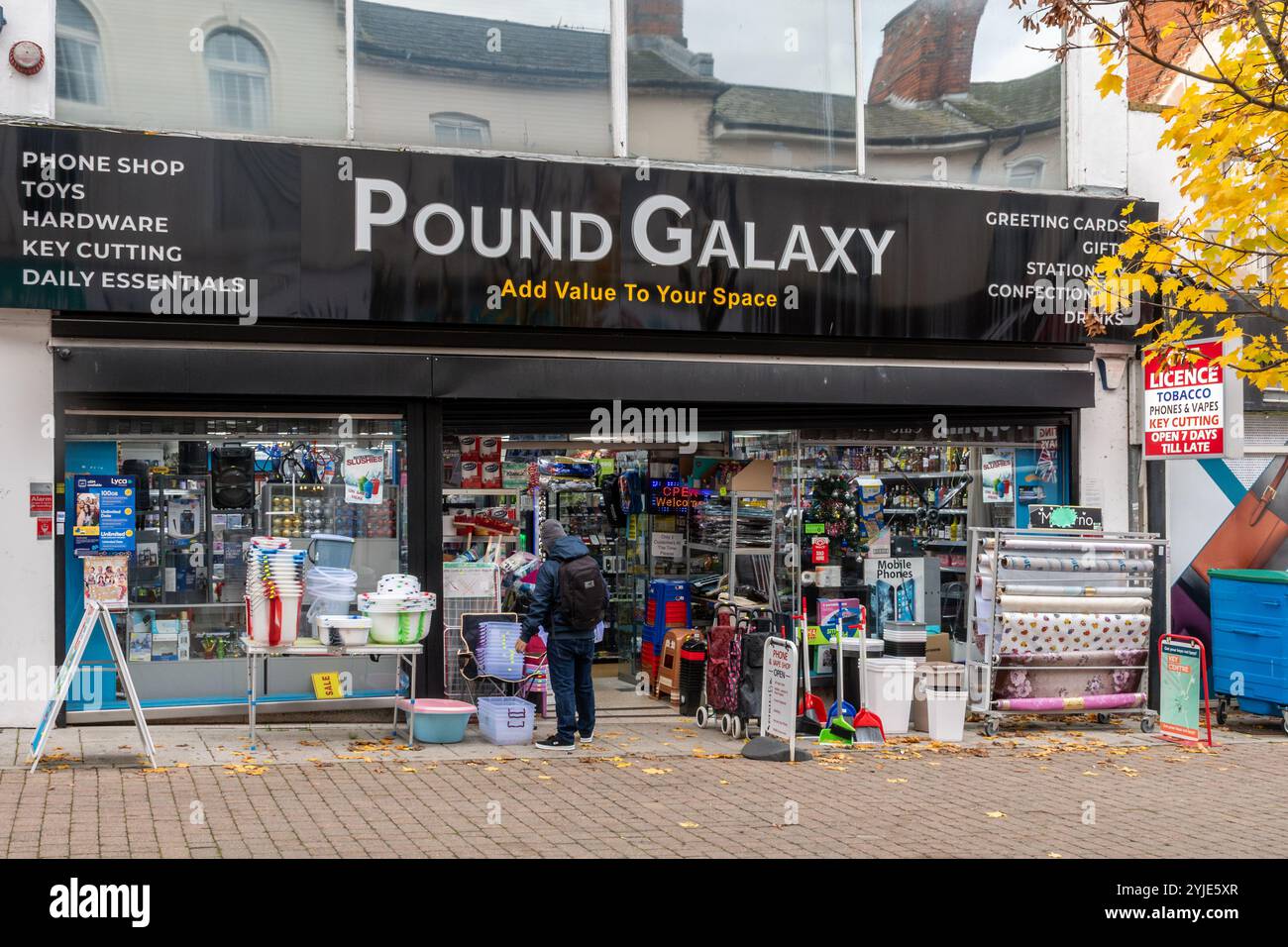 Pound Galaxy magasin ou magasin vendant des essentiels du quotidien à bas prix, Aldershot, Angleterre, Royaume-Uni Banque D'Images