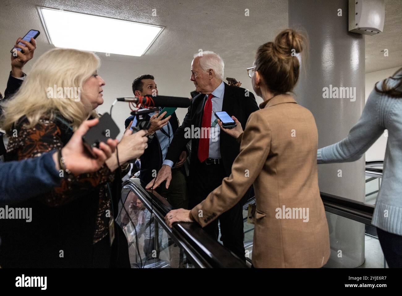 Washington DC, États-Unis. 14 novembre 2024. Le sénateur John Cornyn (R-TX) est entouré de journalistes en route pour un vote au Capitole des États-Unis à Washington, DC le jeudi 14 novembre 2024. Photo par Anna Rose Layden/UPI crédit : UPI/Alamy Live News Banque D'Images